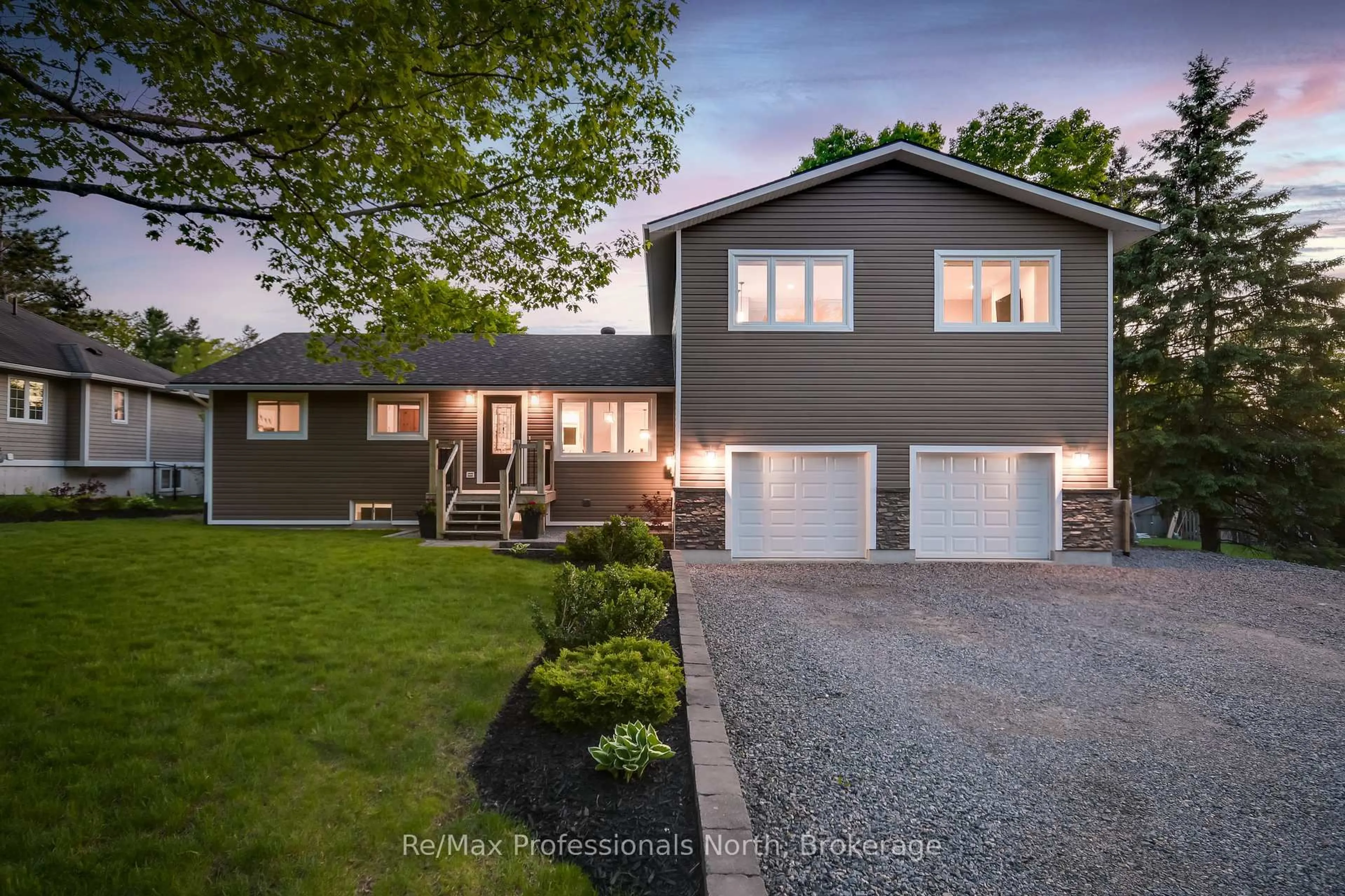 Home with vinyl exterior material, street for 945 MUSKOKA BEACH Rd, Gravenhurst Ontario P1P 1A3