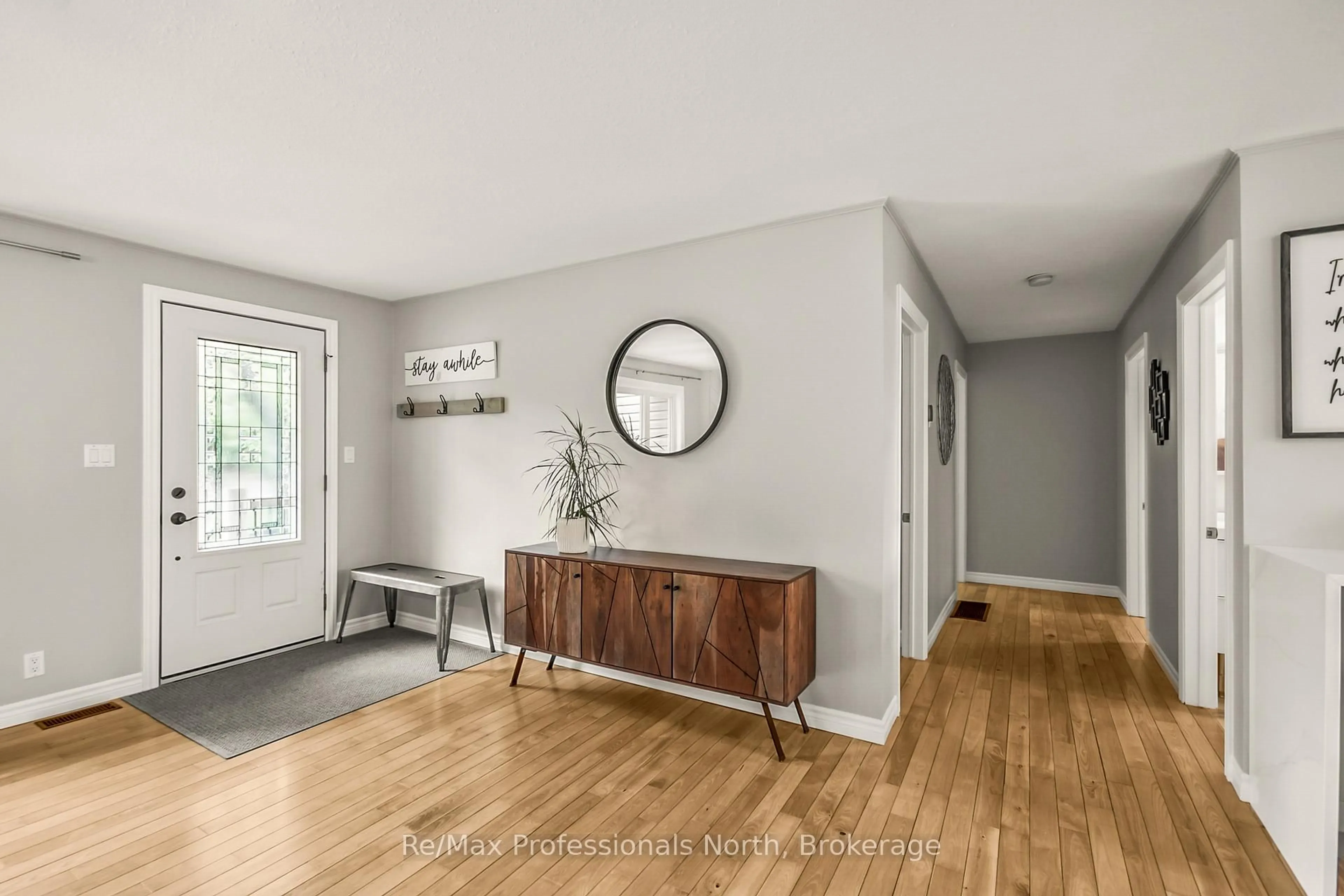 Indoor entryway for 945 MUSKOKA BEACH Rd, Gravenhurst Ontario P1P 1A3
