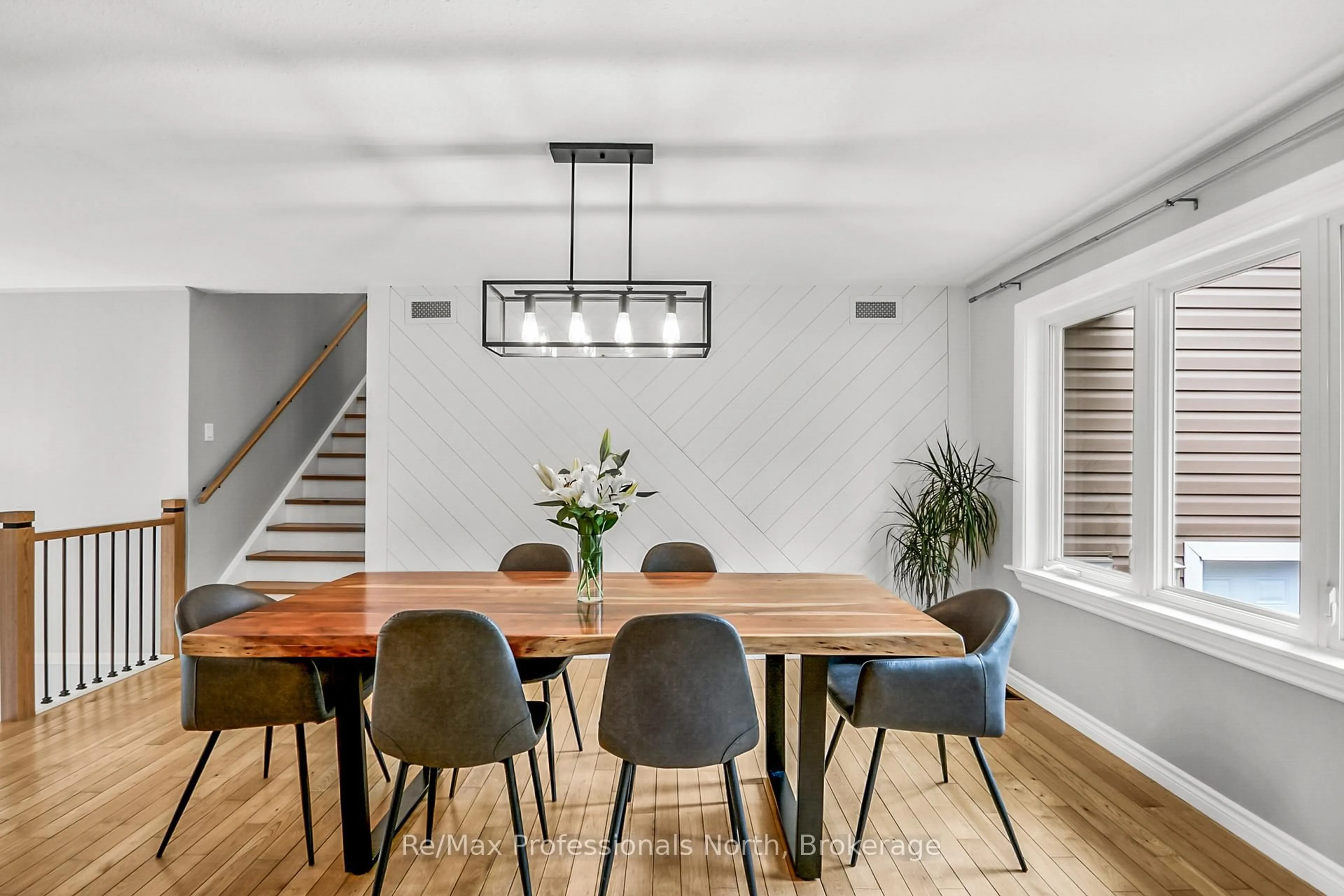 Dining room, wood/laminate floor for 945 MUSKOKA BEACH Rd, Gravenhurst Ontario P1P 1A3