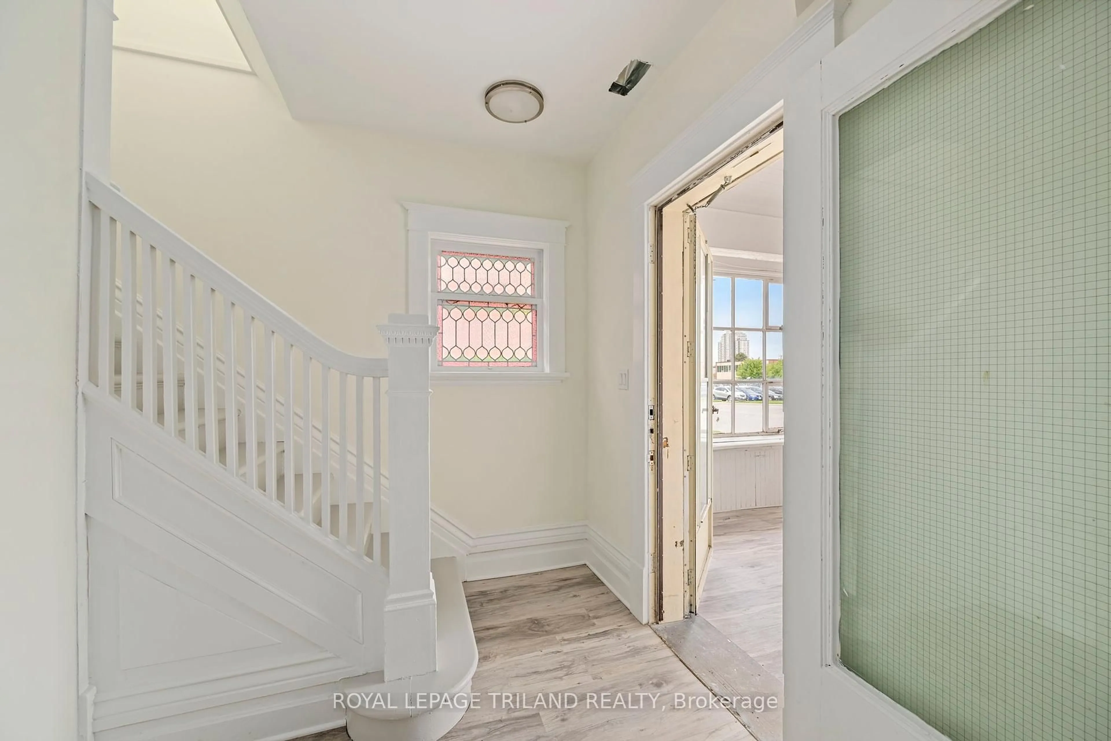 Indoor entryway for 255 Simcoe St, London East Ontario N6B 1J3