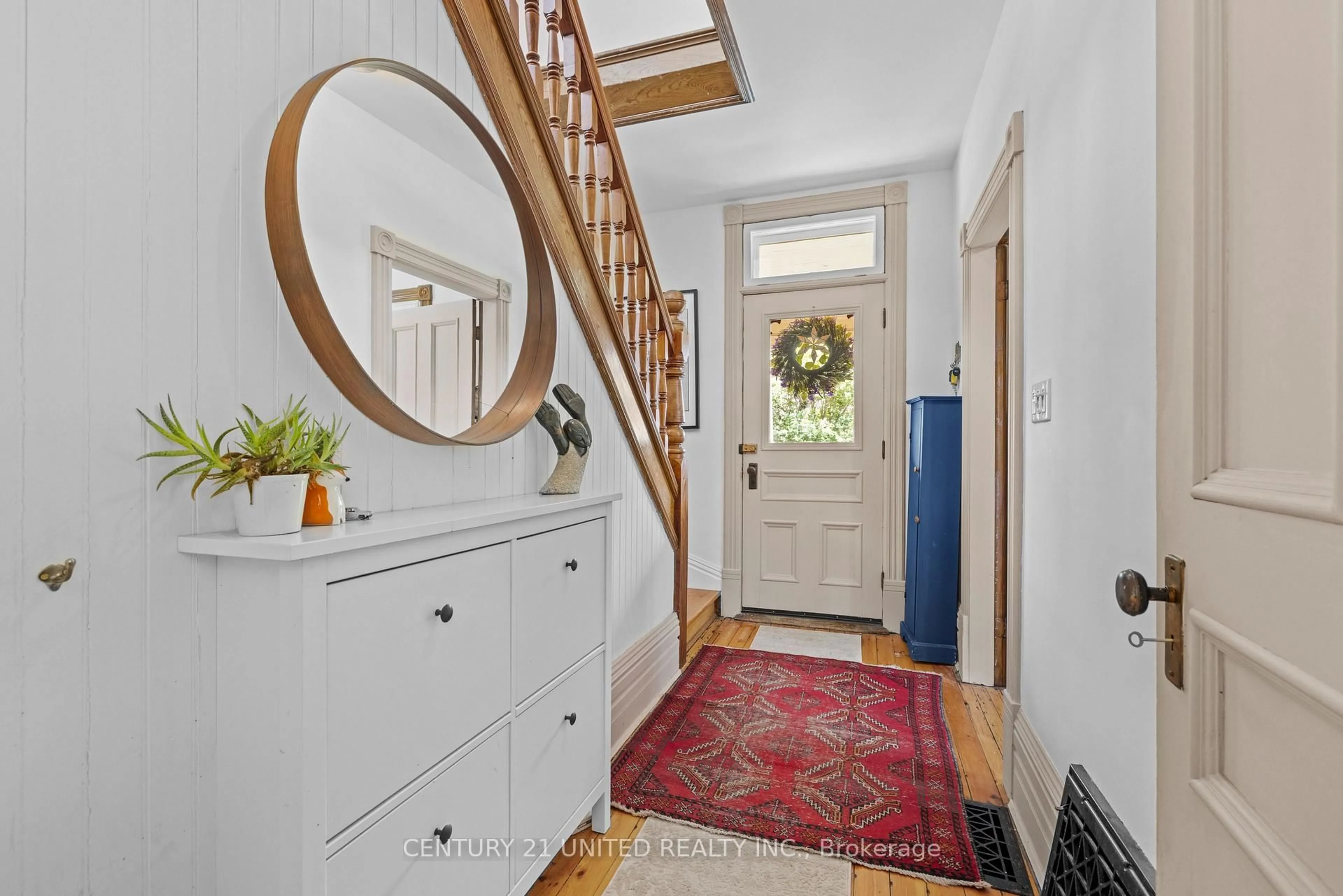 Indoor entryway for 172 Queen St, Selwyn Ontario K0L 2H0
