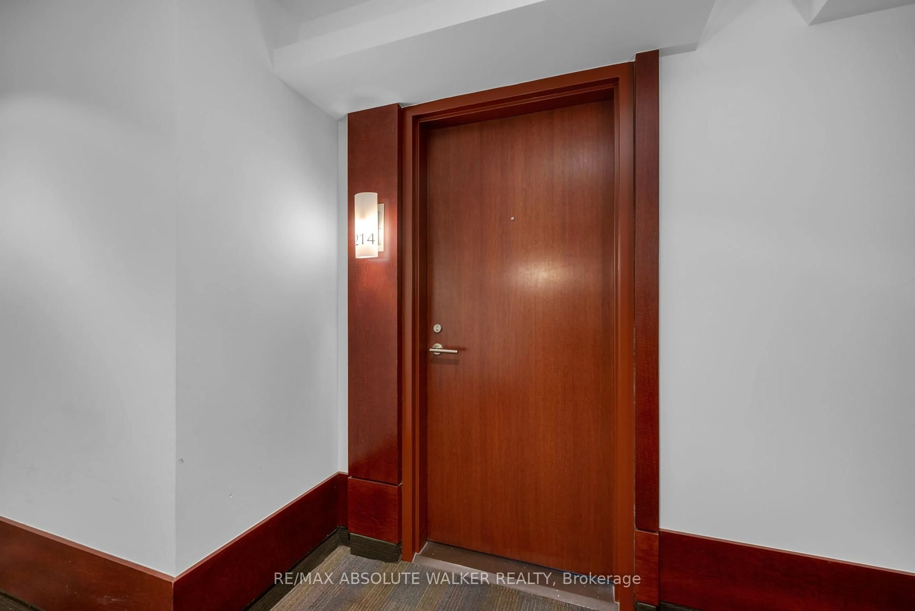 Indoor foyer for 575 Byron Ave #214, Ottawa Ontario K2A 1R7