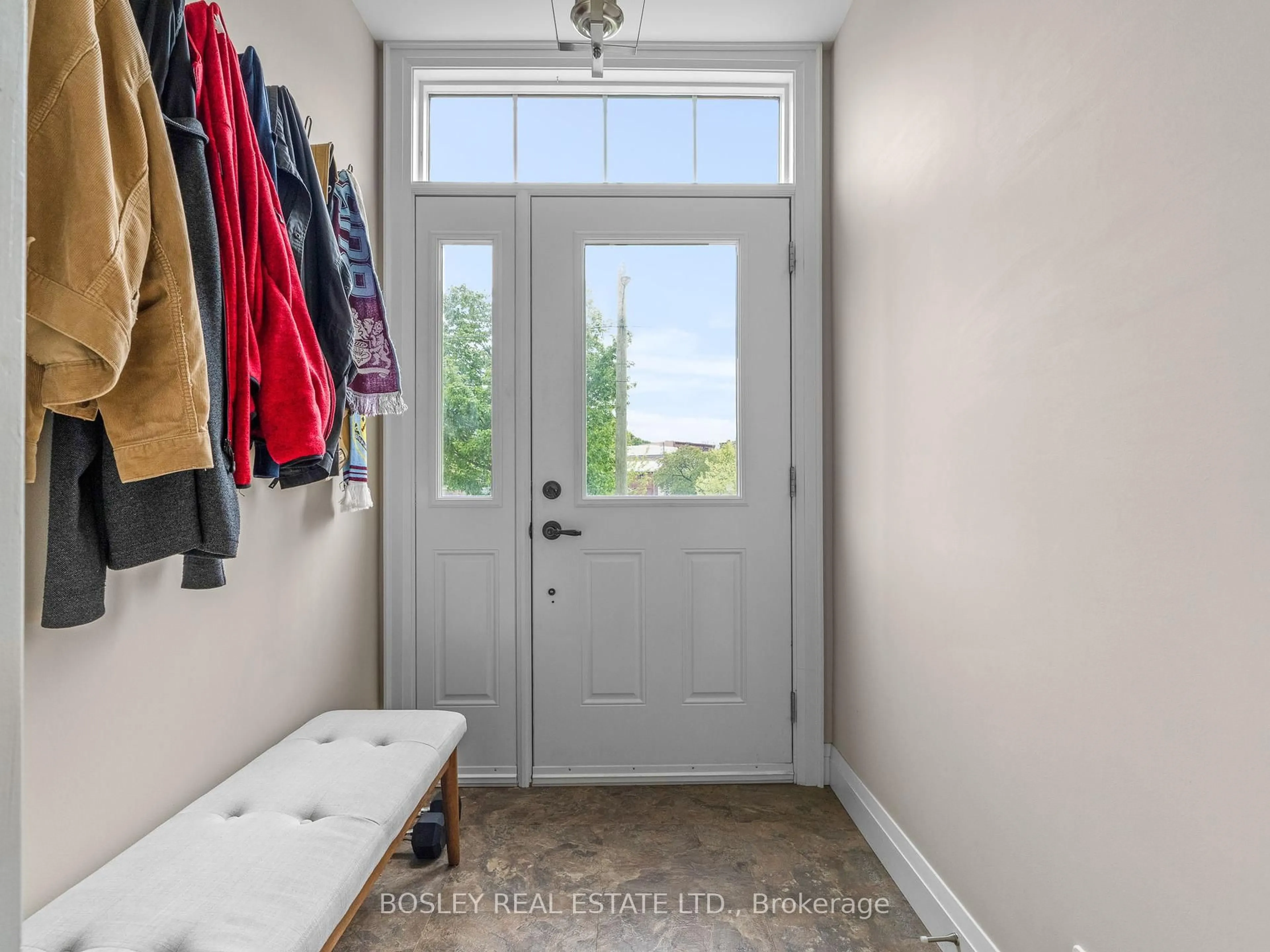 Indoor entryway for 37 Mill St, Port Hope Ontario L1A 2T1