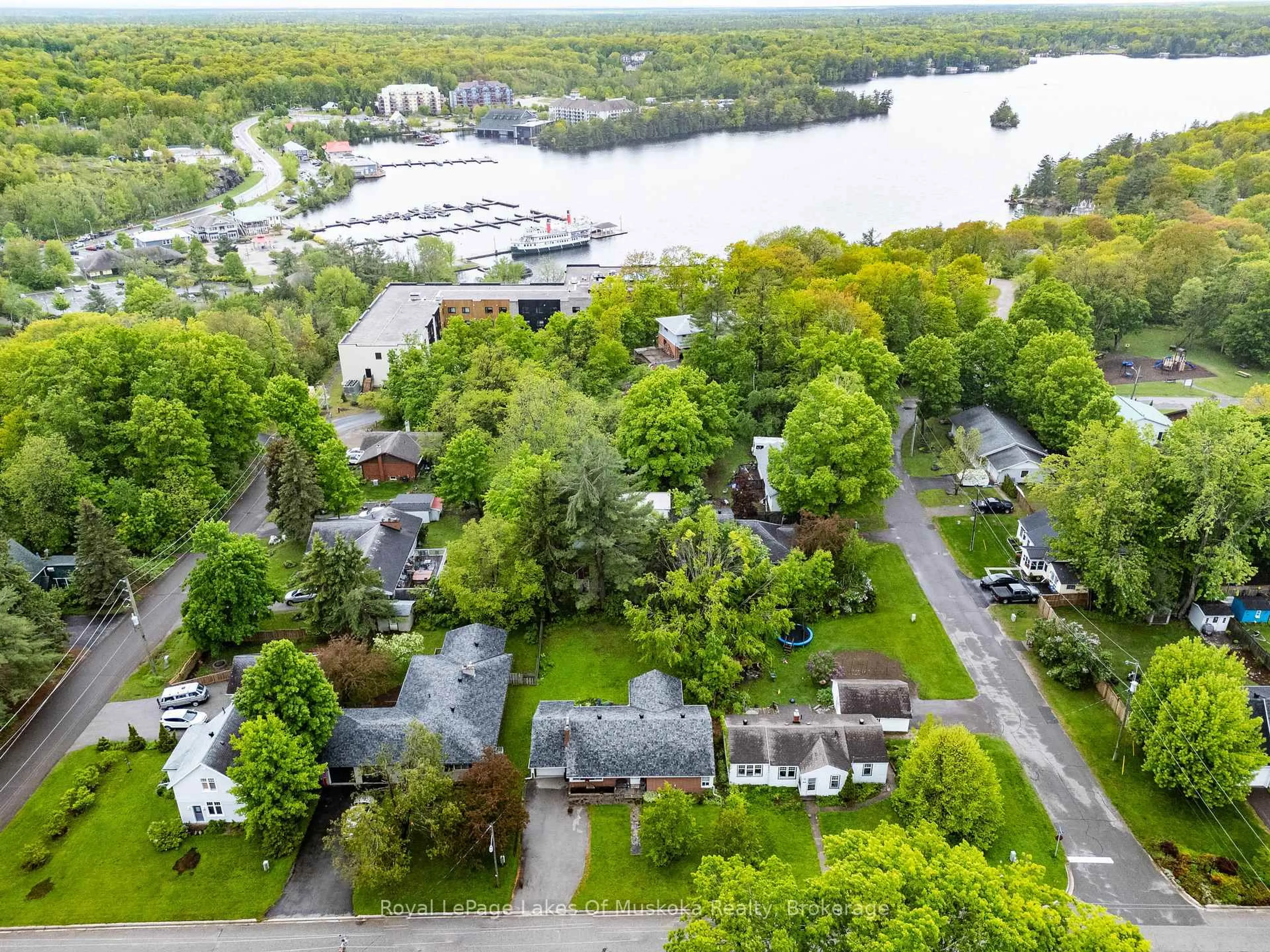 A pic from outside/outdoor area/front of a property/back of a property/a pic from drone, water/lake/river/ocean view for 555 Sarah St, Gravenhurst Ontario P1P 1E9
