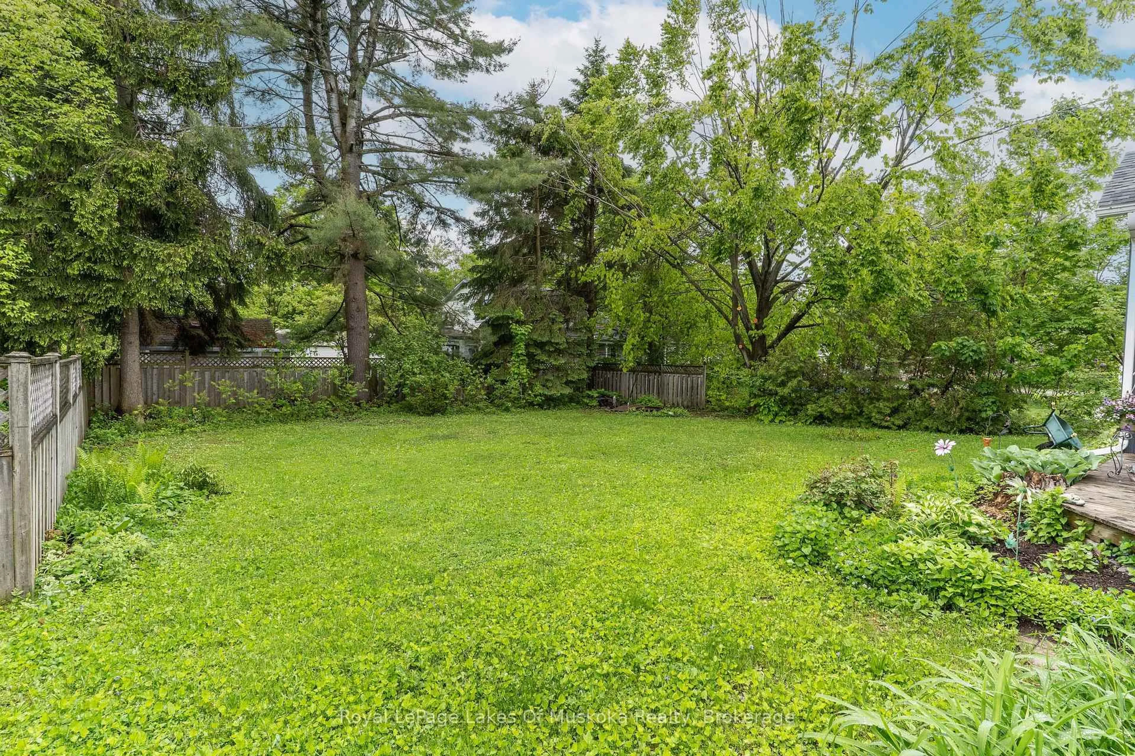 Patio, forest/trees view for 555 Sarah St, Gravenhurst Ontario P1P 1E9