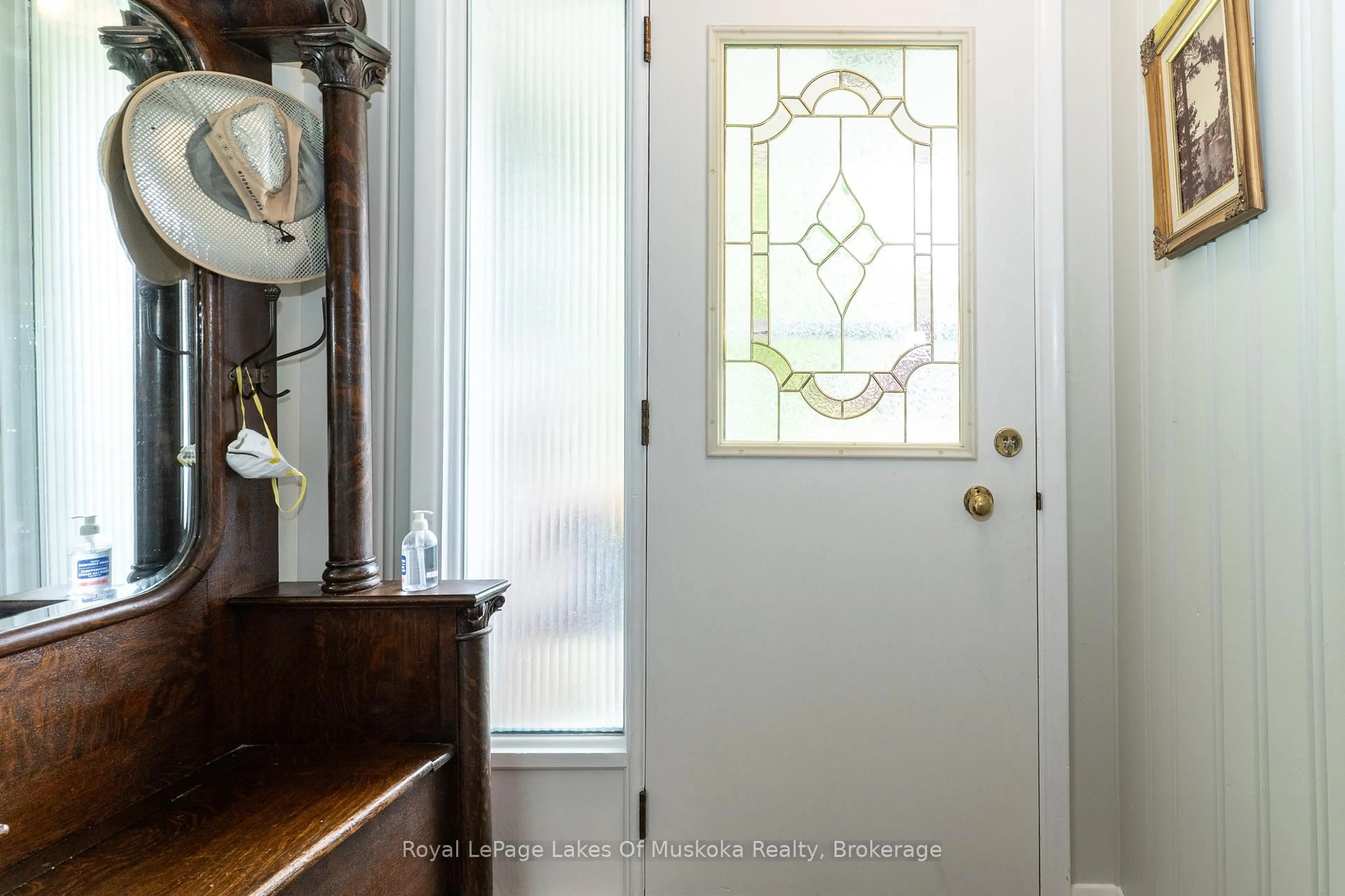 Indoor entryway for 555 Sarah St, Gravenhurst Ontario P1P 1E9