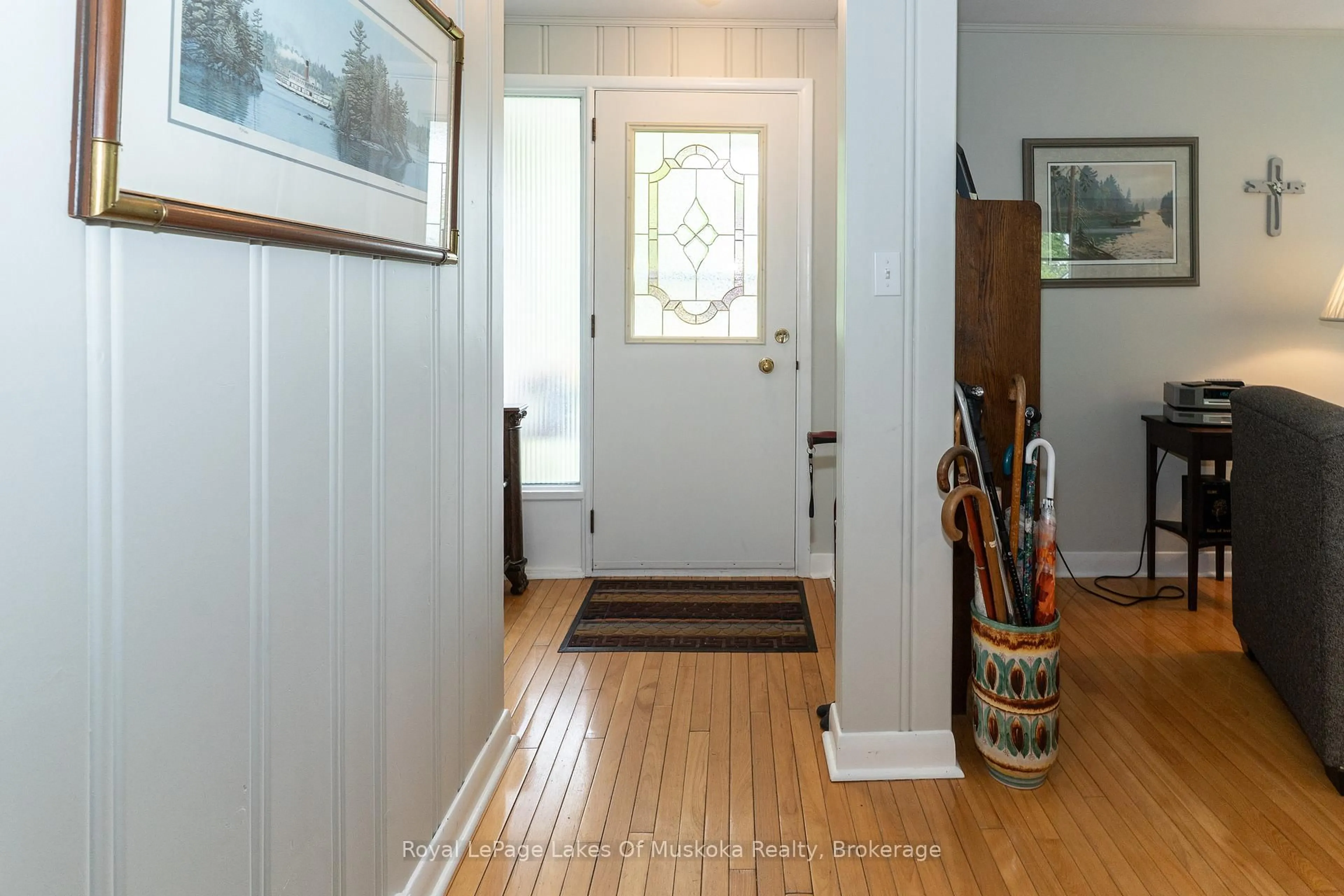 Indoor entryway for 555 Sarah St, Gravenhurst Ontario P1P 1E9