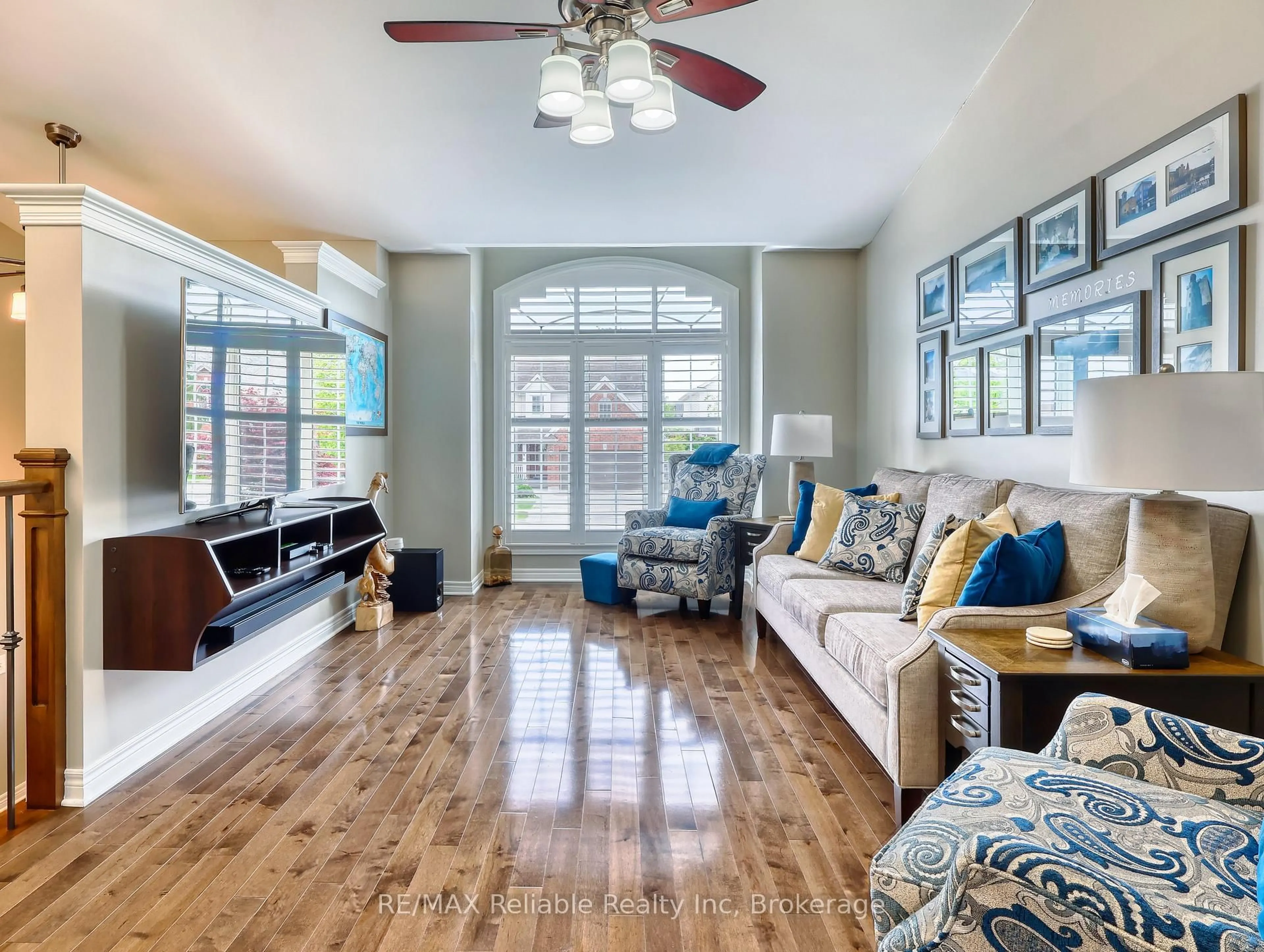 Living room with furniture, unknown for 3 Montrose St, St. Catharines Ontario L2S 4A6