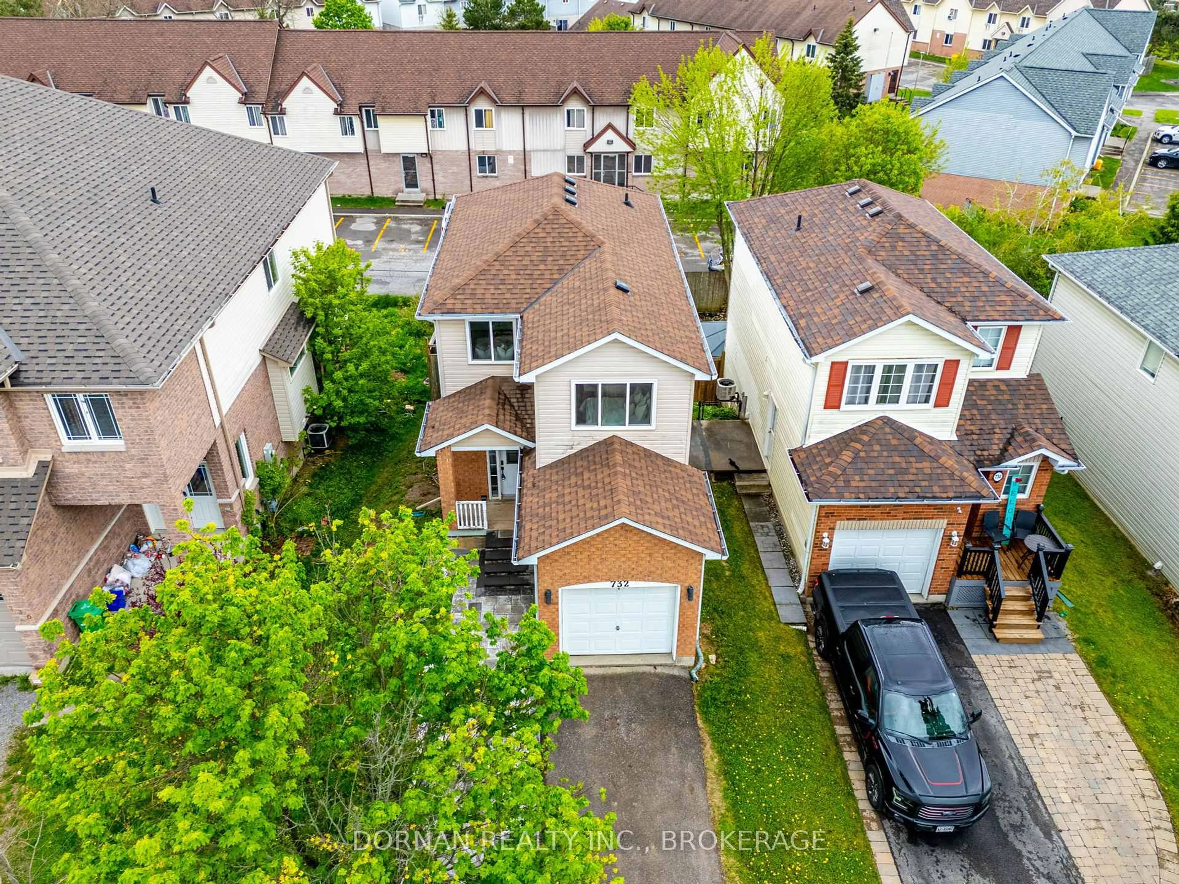 A pic from outside/outdoor area/front of a property/back of a property/a pic from drone, street for 732 Trailview Dr, Peterborough South Ontario K9J 8P2