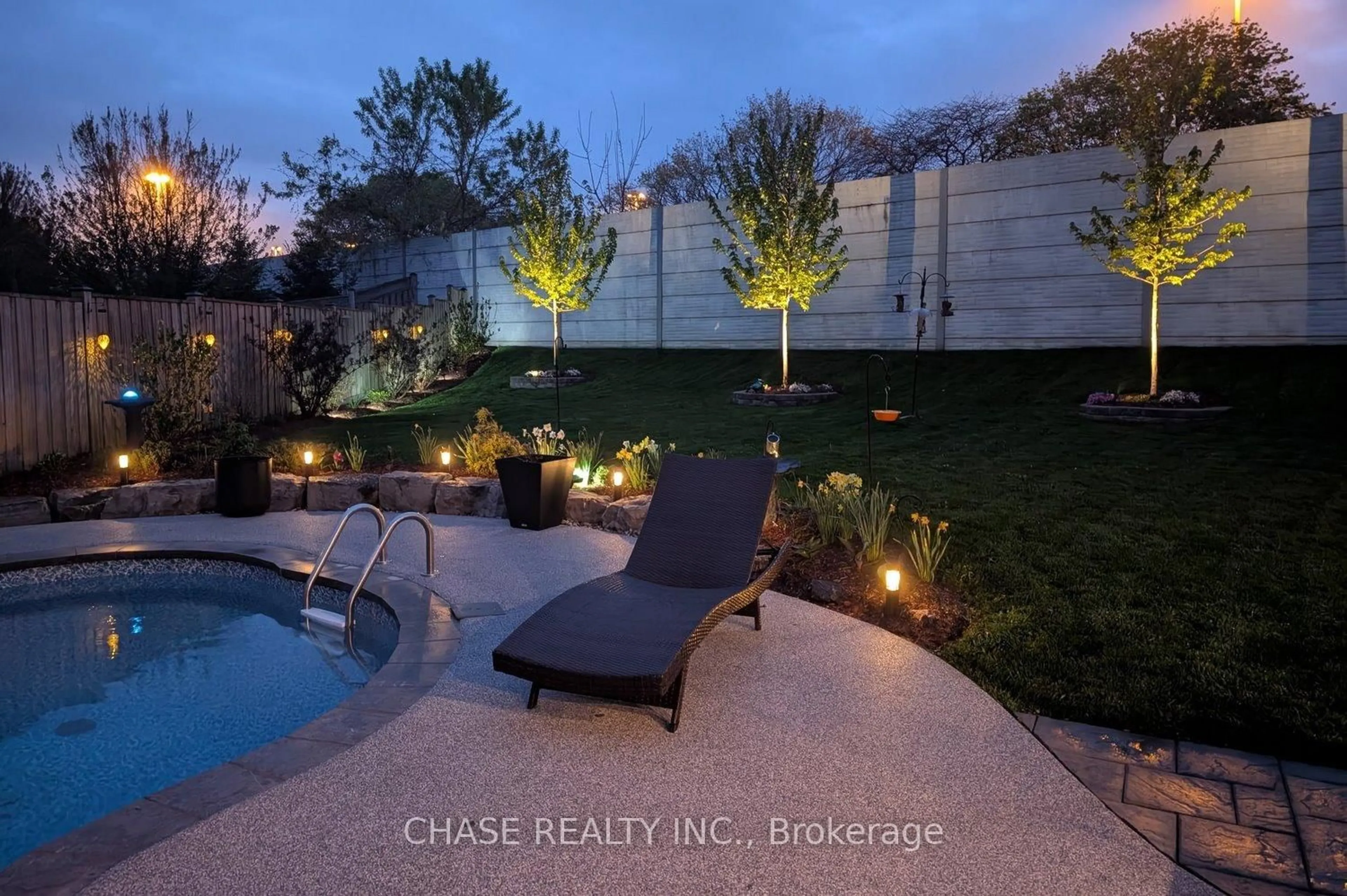 Patio, water/lake/river/ocean view for 19 Dyment Crt, Hamilton Ontario L9G 0E1