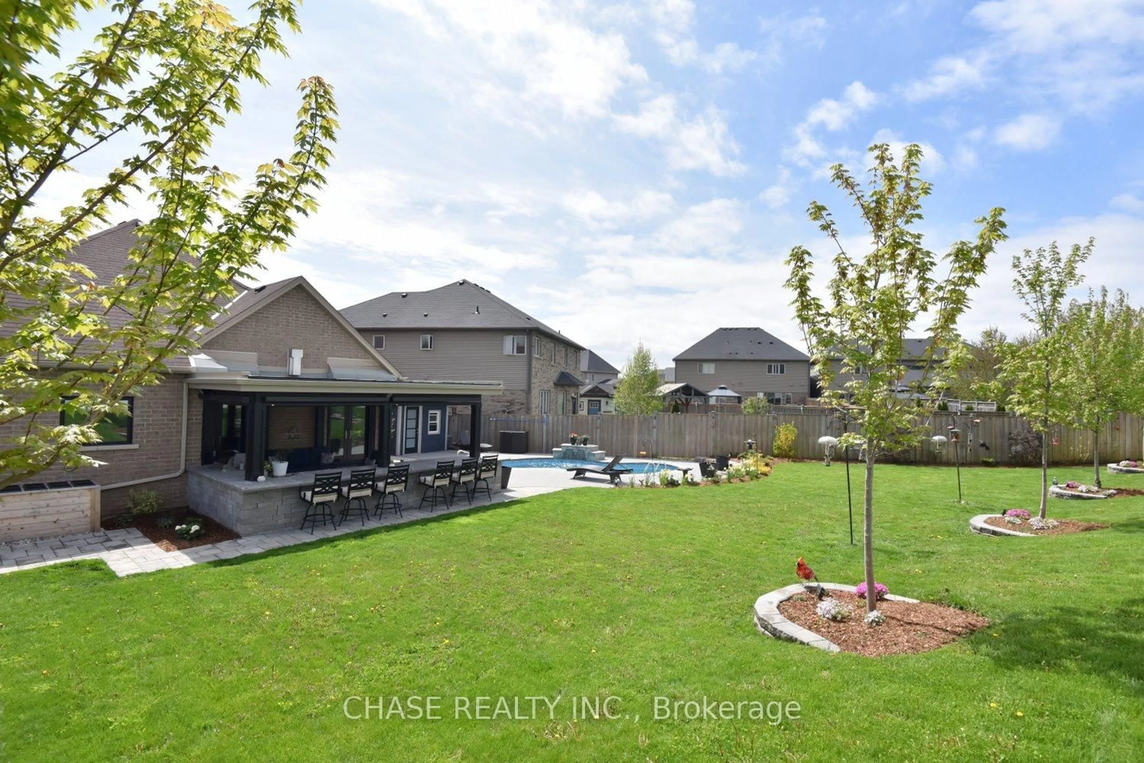 Patio, water/lake/river/ocean view for 19 Dyment Crt, Hamilton Ontario L9G 0E1