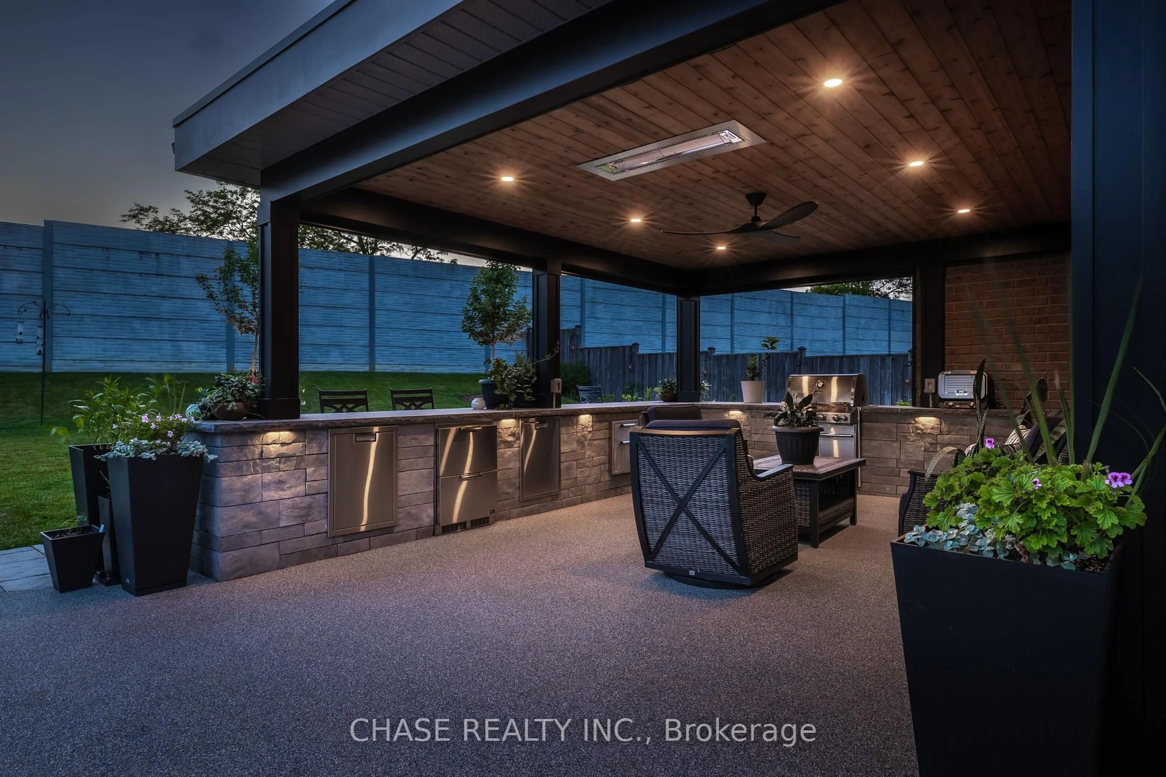 Patio, water/lake/river/ocean view for 19 Dyment Crt, Hamilton Ontario L9G 0E1