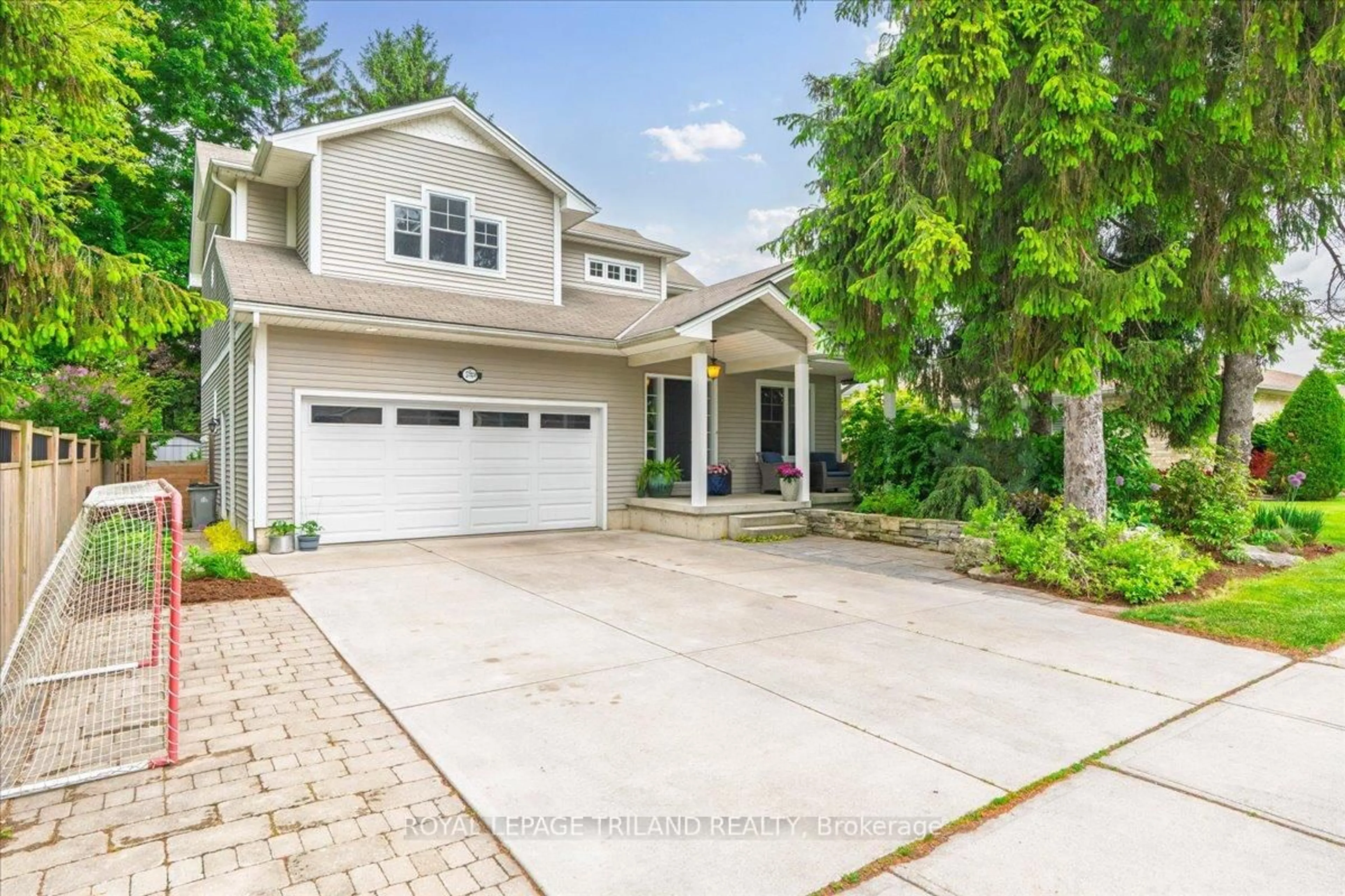 Home with vinyl exterior material, street for 215 Deruiter Dr, Strathroy-Caradoc Ontario N7G 4A6