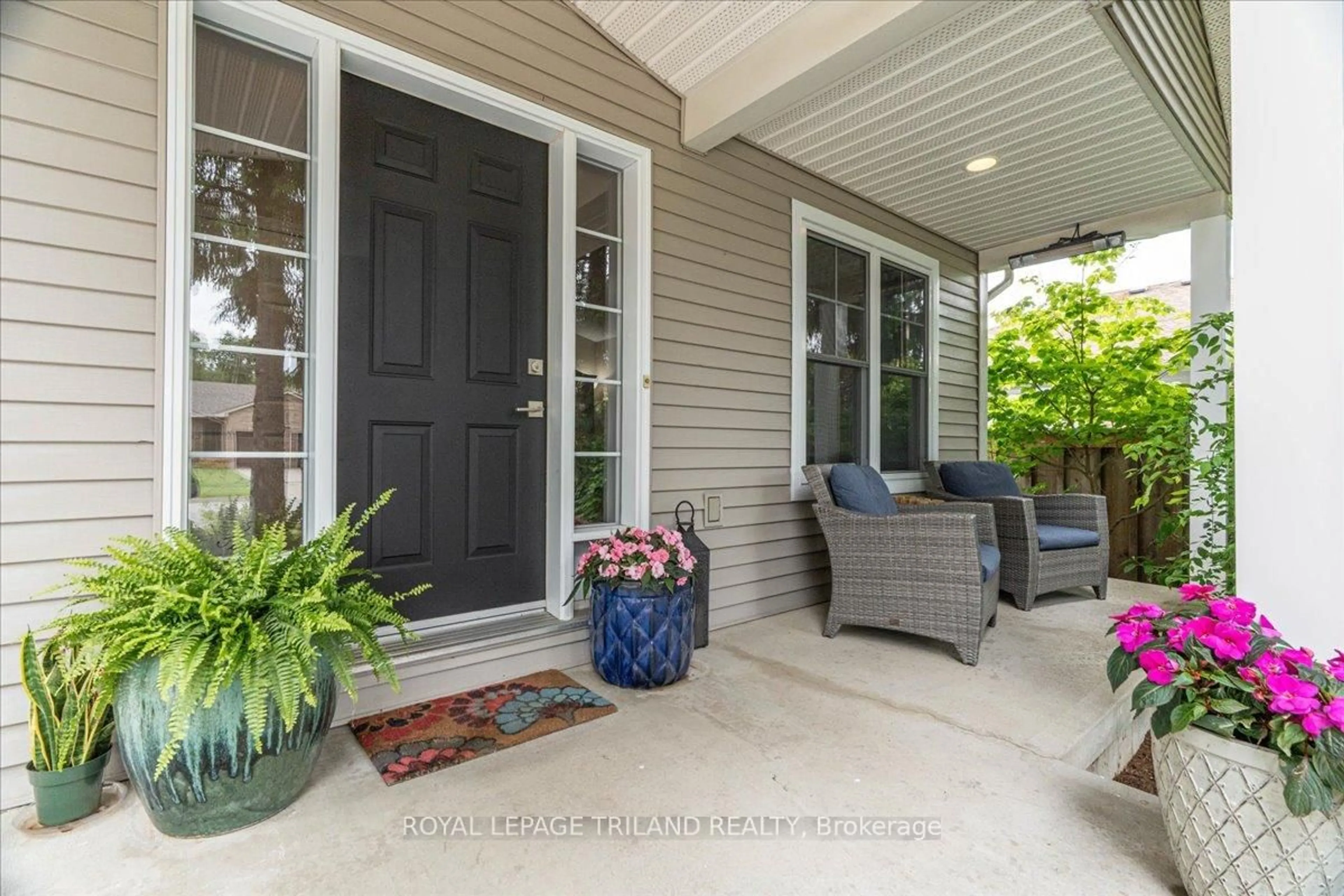 Indoor entryway for 215 Deruiter Dr, Strathroy-Caradoc Ontario N7G 4A6