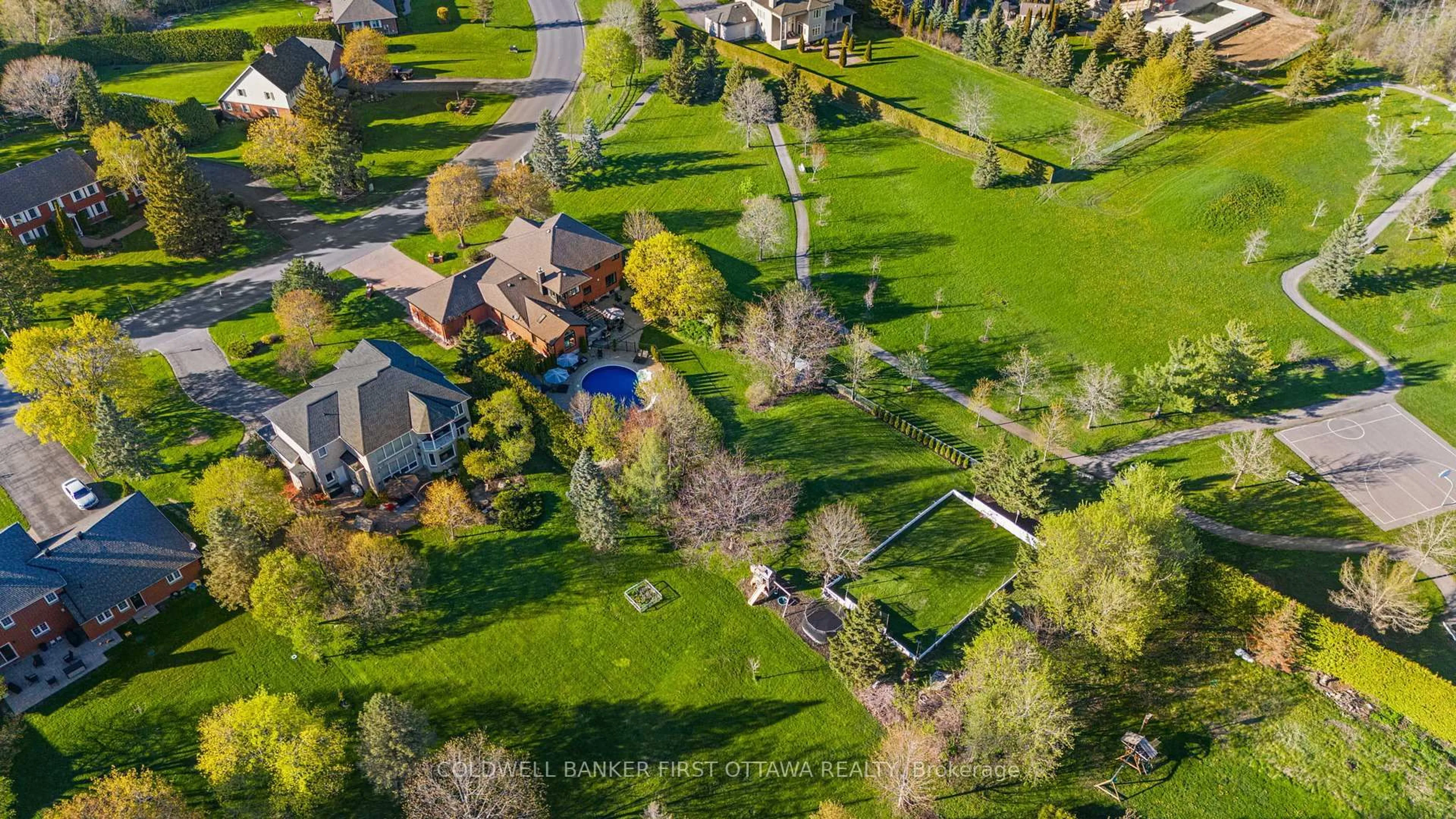 A pic from outside/outdoor area/front of a property/back of a property/a pic from drone, street for 1379 Potter Dr, Ottawa Ontario K4M 1C3