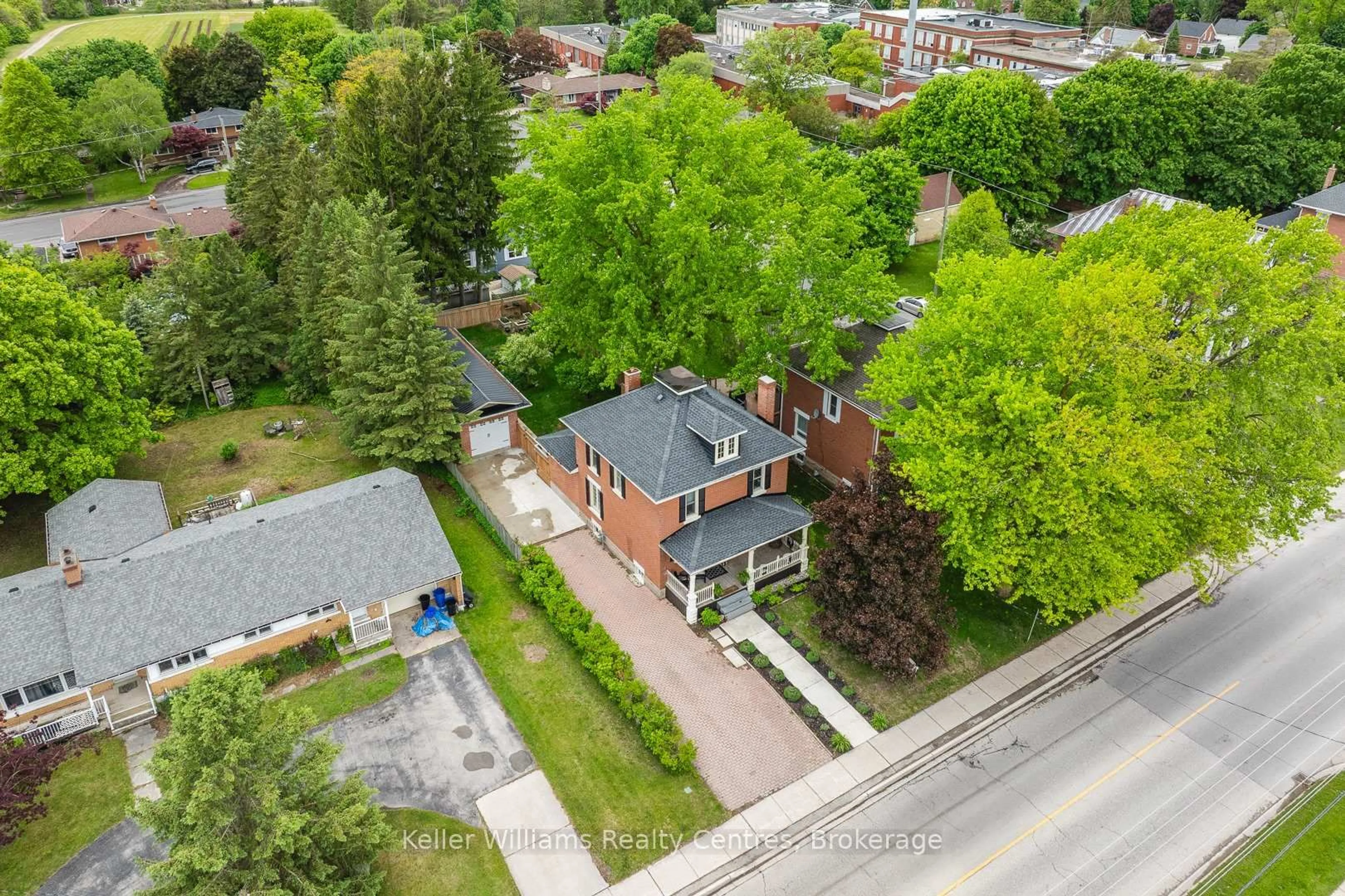 A pic from outside/outdoor area/front of a property/back of a property/a pic from drone, street for 288 7th Ave, Hanover Ontario N4N 2H4