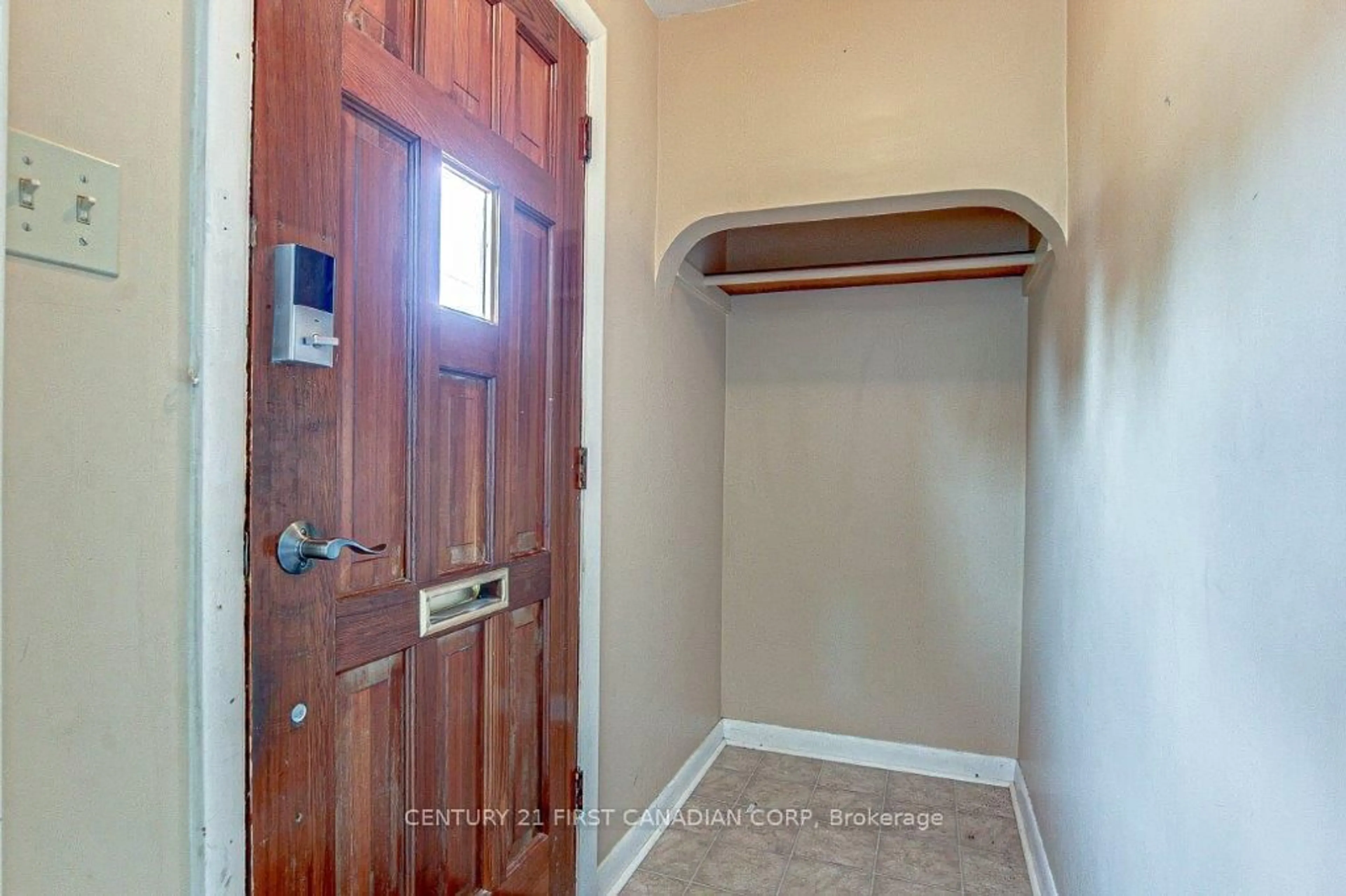 Indoor entryway for 1598 HANSULD St, London East Ontario N5V 1Y5