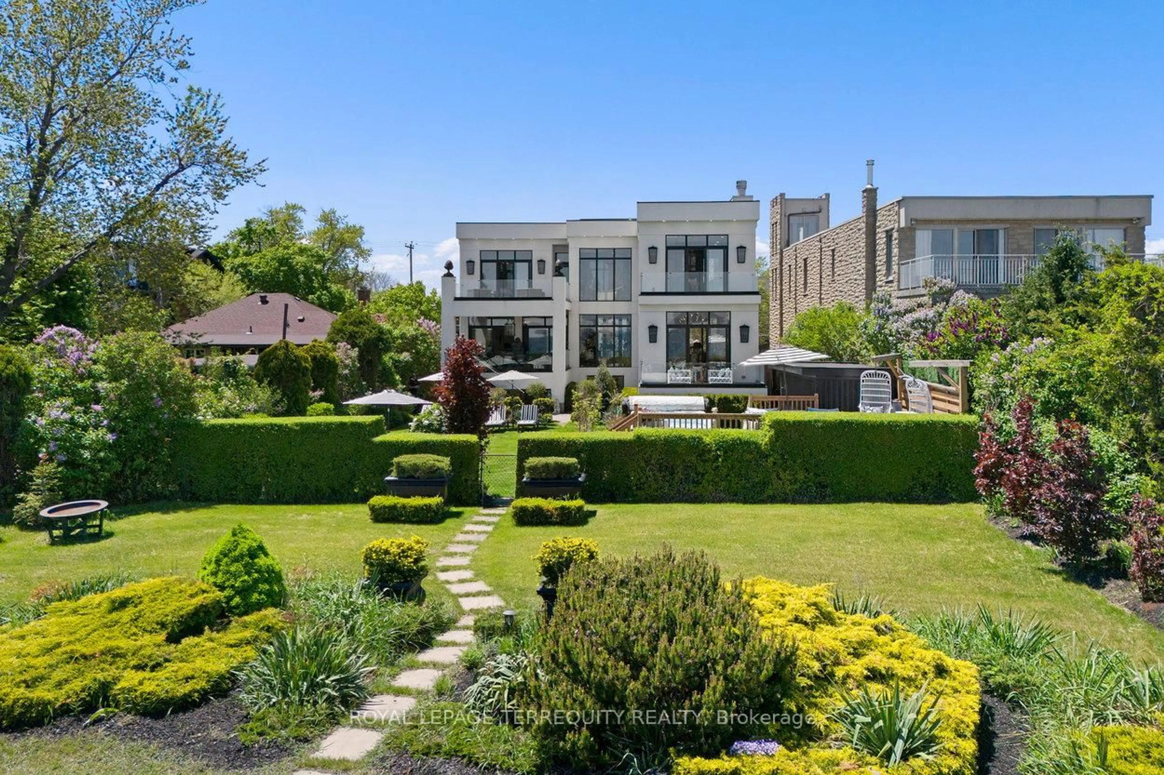 A pic from outside/outdoor area/front of a property/back of a property/a pic from drone, street for 711 Beach Blvd, Hamilton Ontario L8H 6Y5