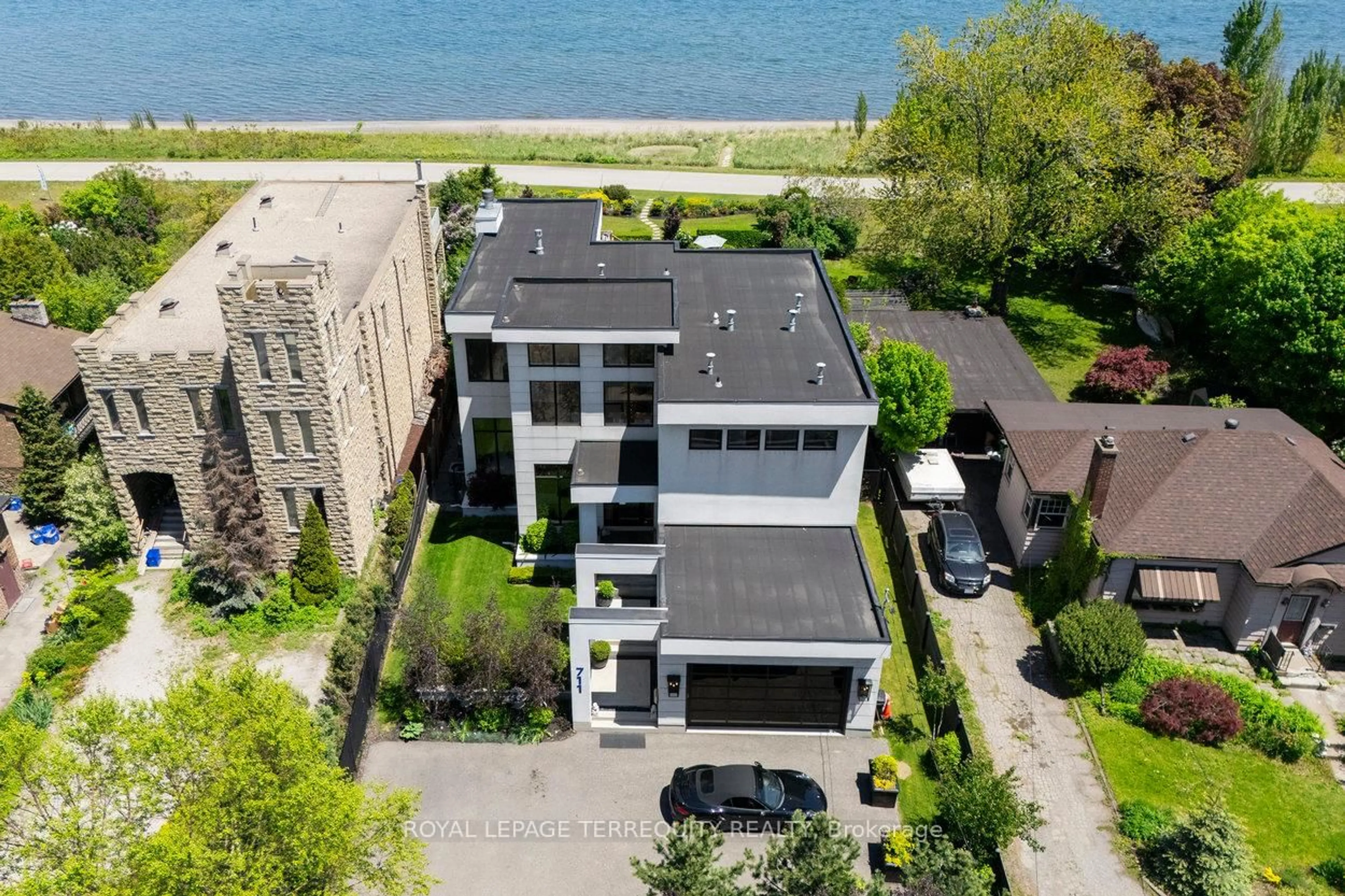 A pic from outside/outdoor area/front of a property/back of a property/a pic from drone, water/lake/river/ocean view for 711 Beach Blvd, Hamilton Ontario L8H 6Y5