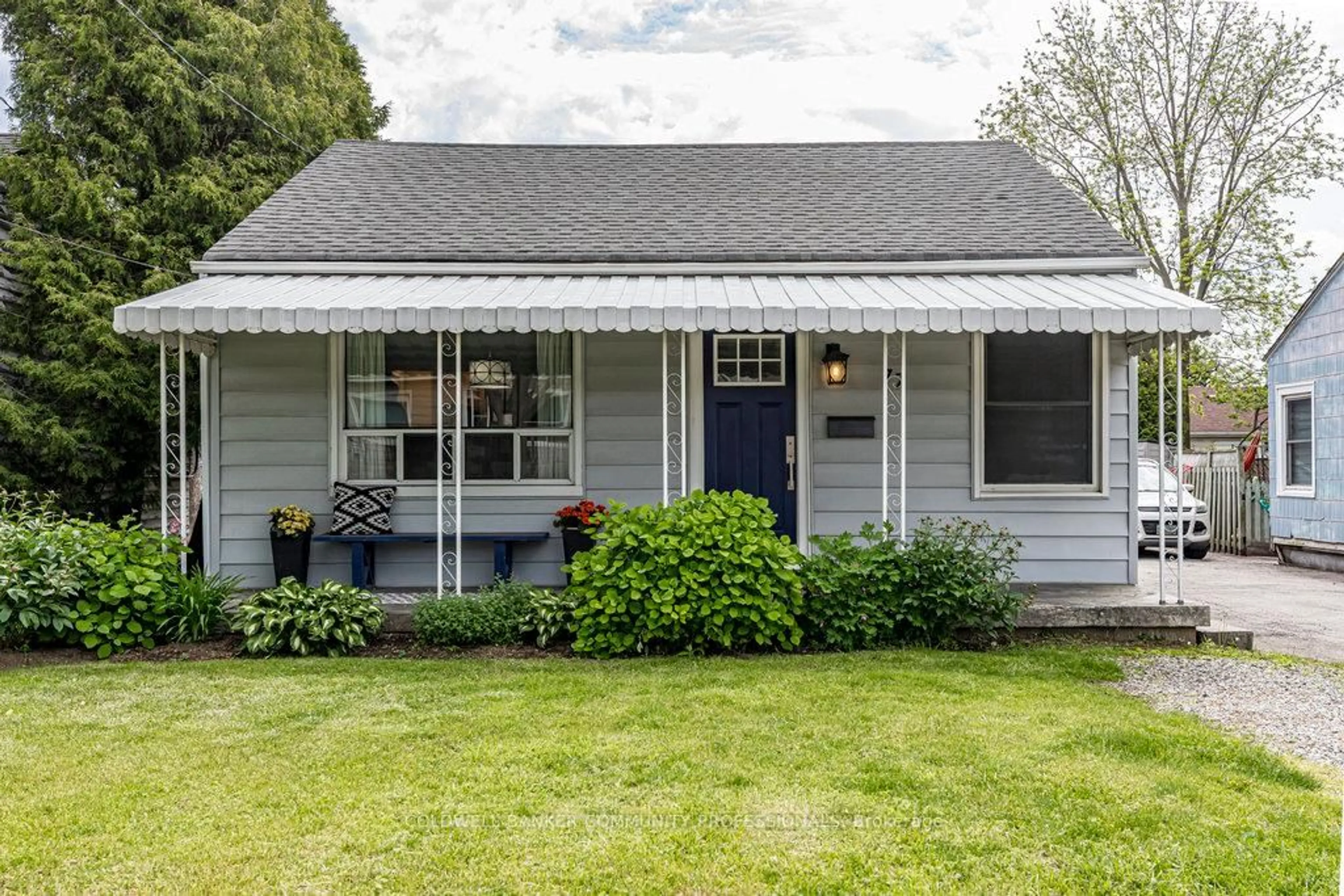Home with vinyl exterior material, street for 77 East 31st St, Hamilton Ontario L8V 3N9