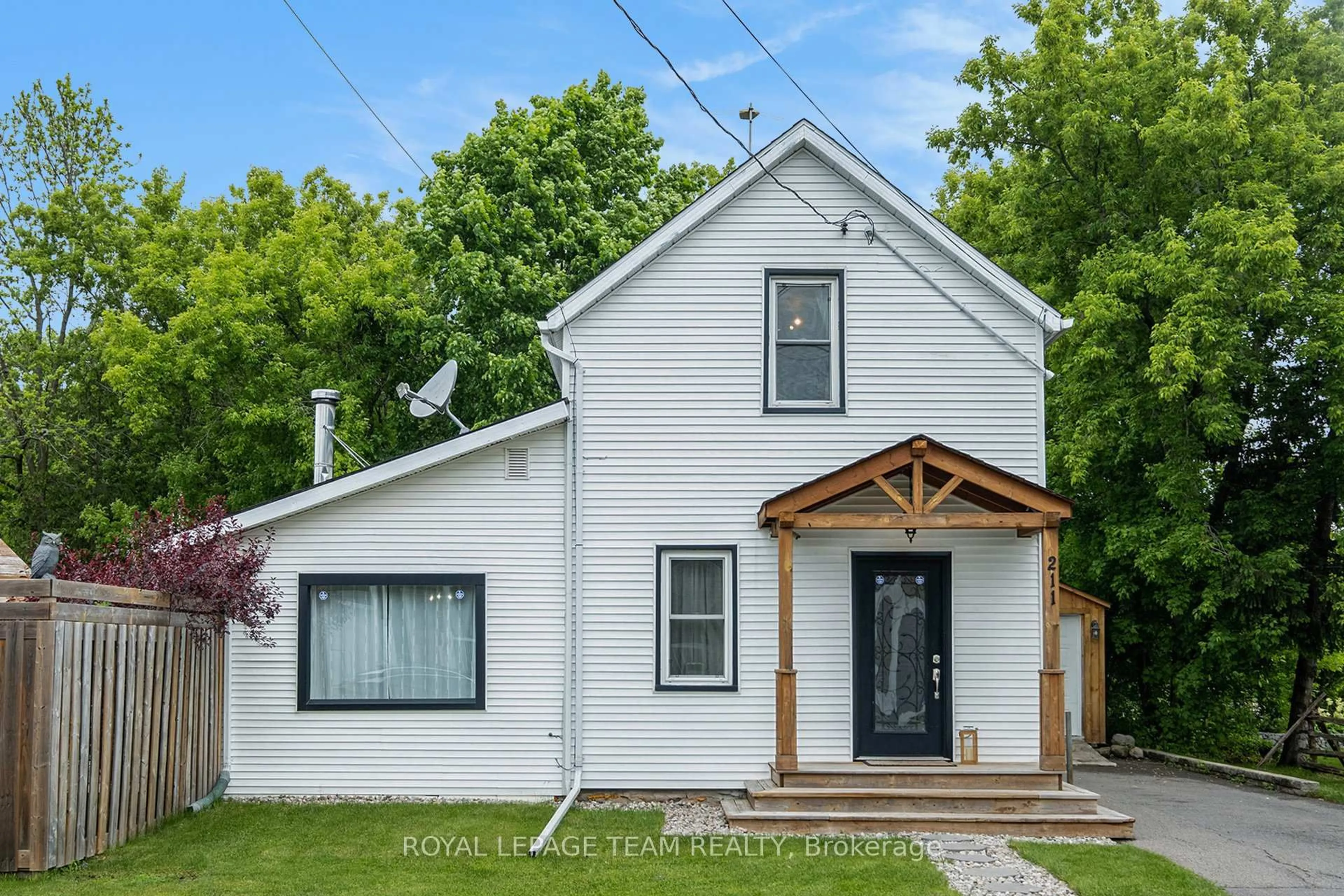 Home with vinyl exterior material, street for 211 Drummond St, Merrickville-Wolford Ontario K0G 1N0