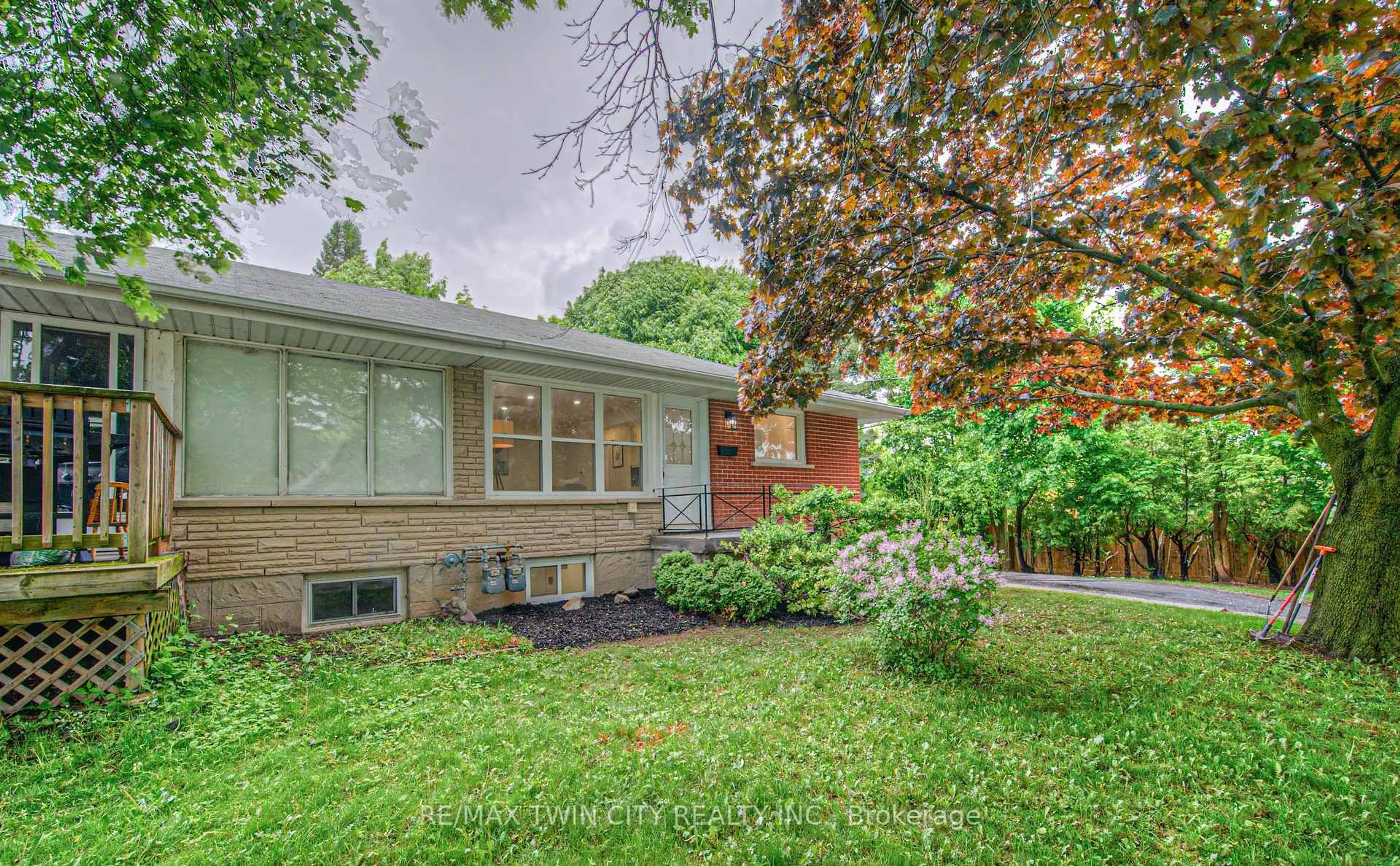 Patio, street for 76 Ravine Dr, Cambridge Ontario N1R 2W8