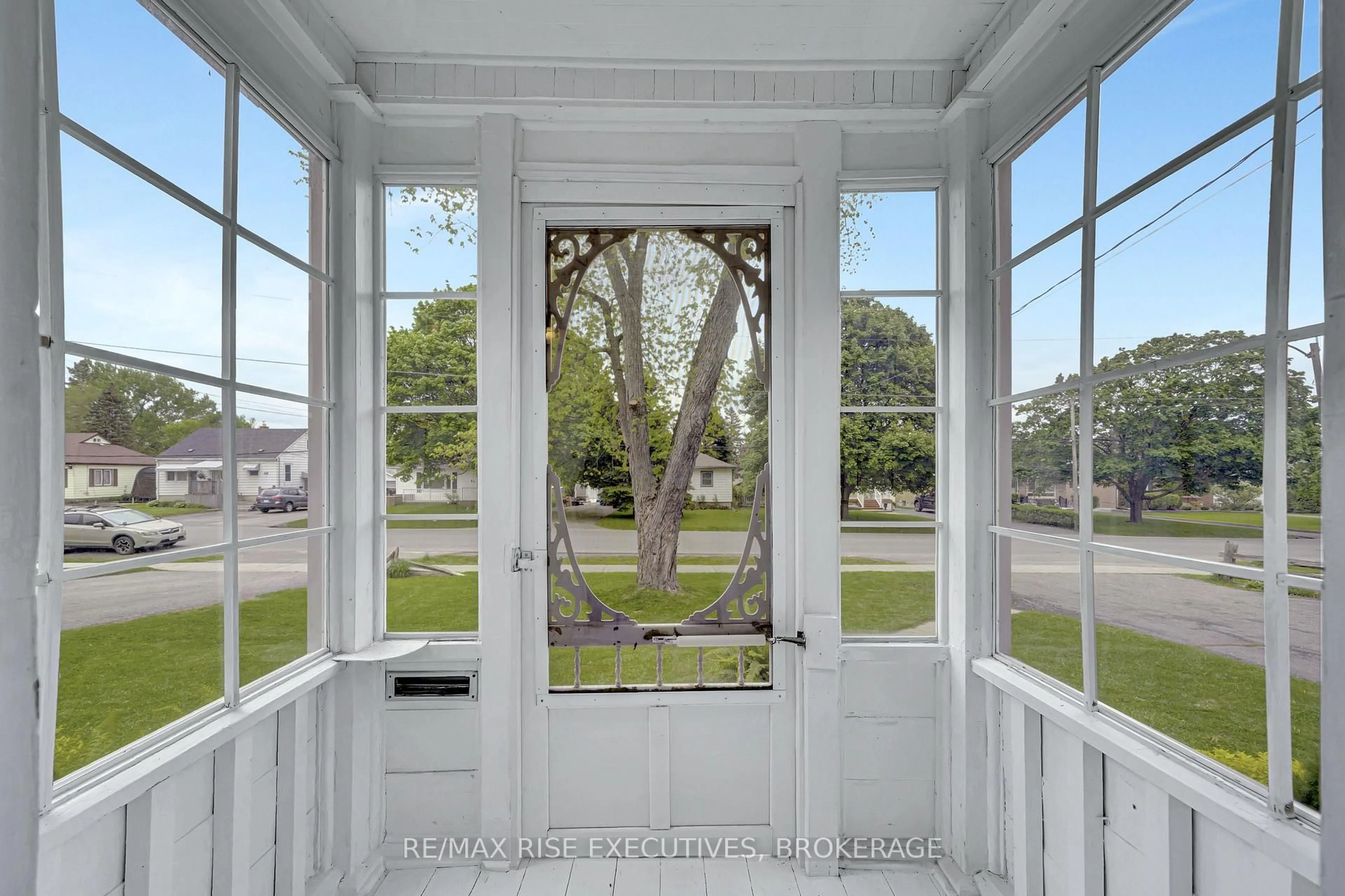 Indoor entryway for 28 Lemoine St, Belleville Ontario K8P 4G7