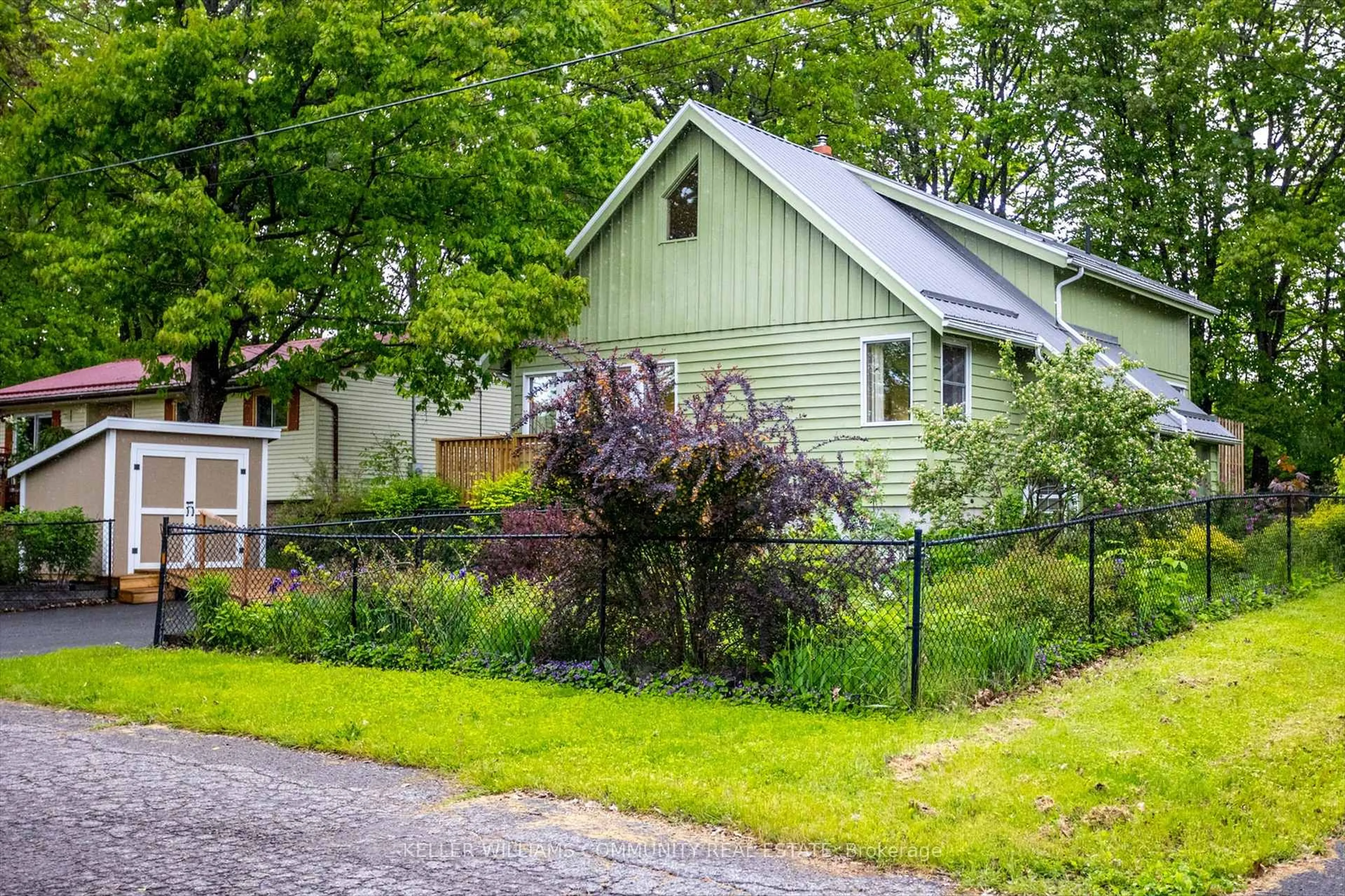 Shed for 18 Thomas St, Limoges Ontario K0K 2M0