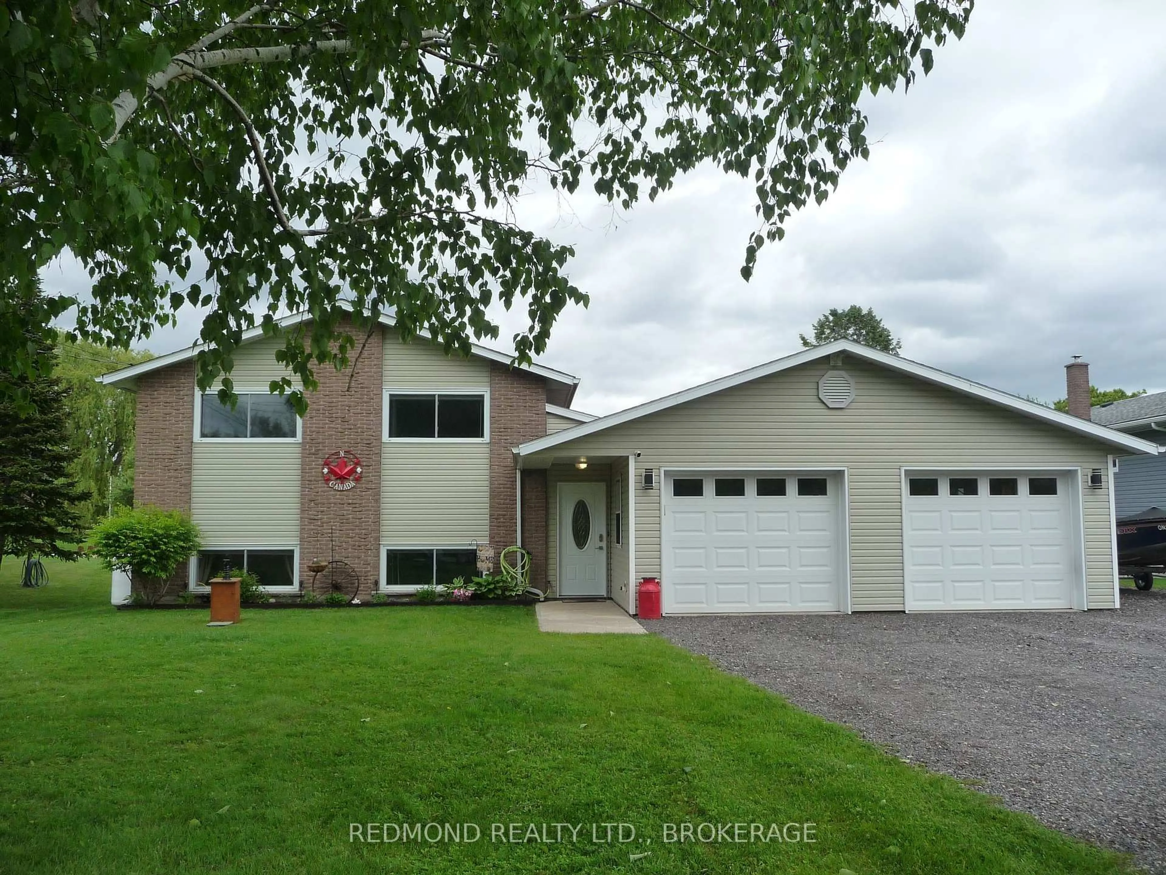 Home with vinyl exterior material, street for 46 Willowbank Rd, Front of Leeds & Seeleys Bay Ontario K7G 2V5