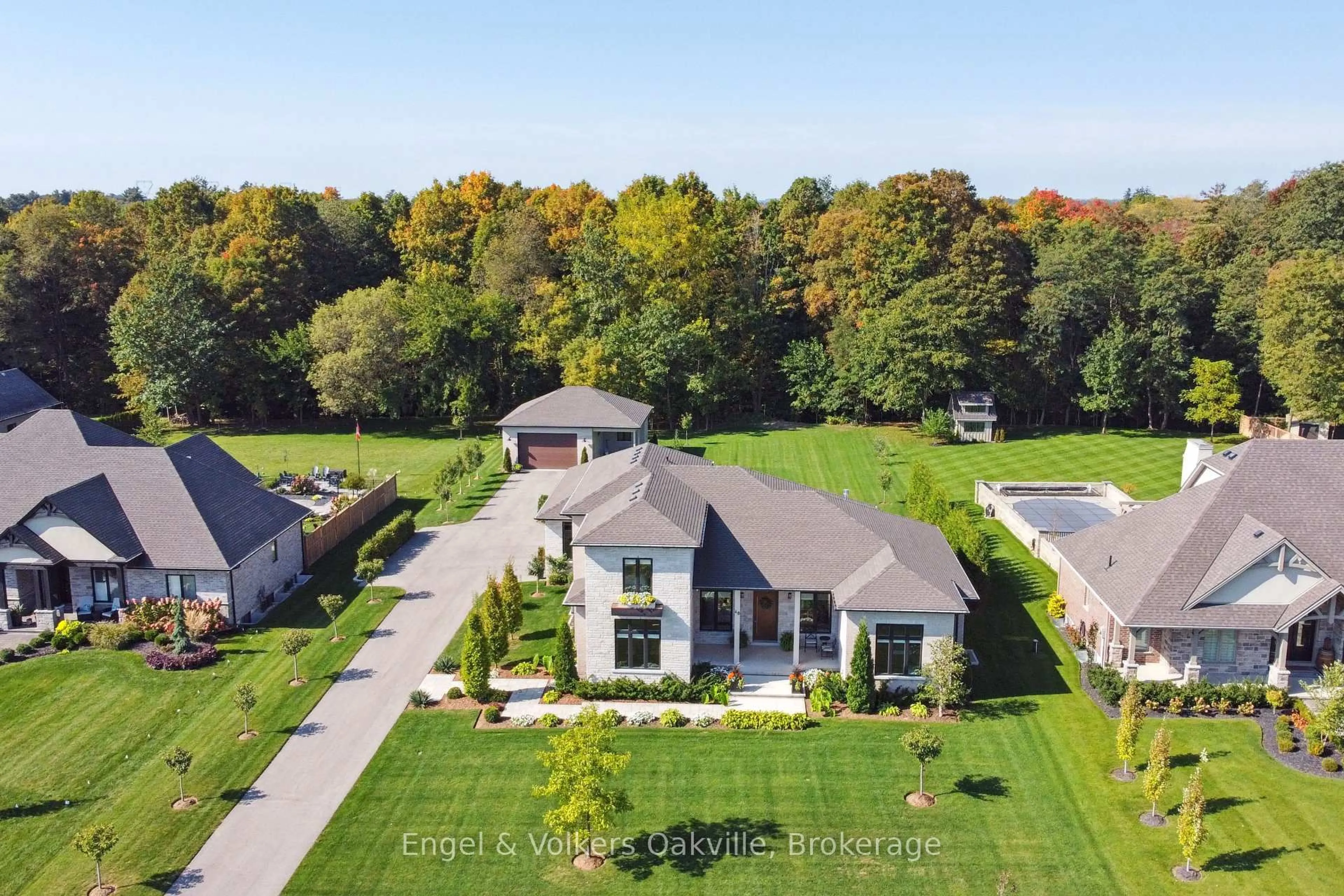 A pic from outside/outdoor area/front of a property/back of a property/a pic from drone, street for 48 OTTERVIEW Dr, Norwich Ontario N0J 1R0