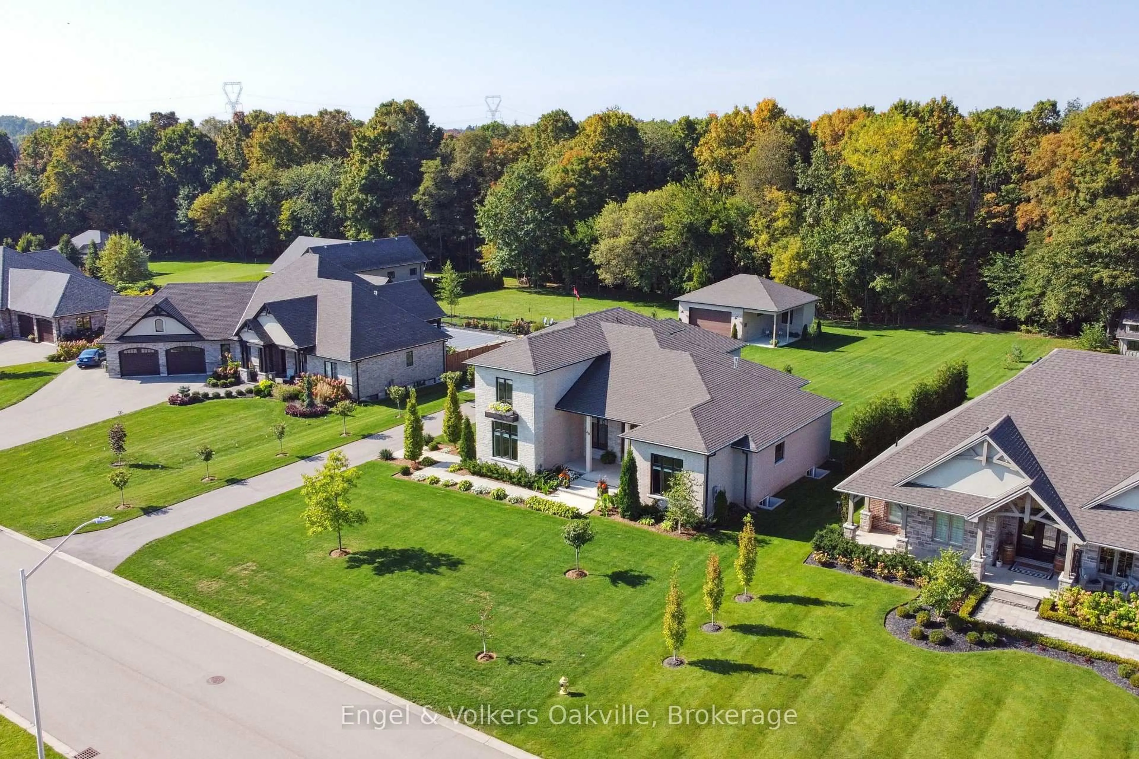 A pic from outside/outdoor area/front of a property/back of a property/a pic from drone, street for 48 OTTERVIEW Dr, Norwich Ontario N0J 1R0