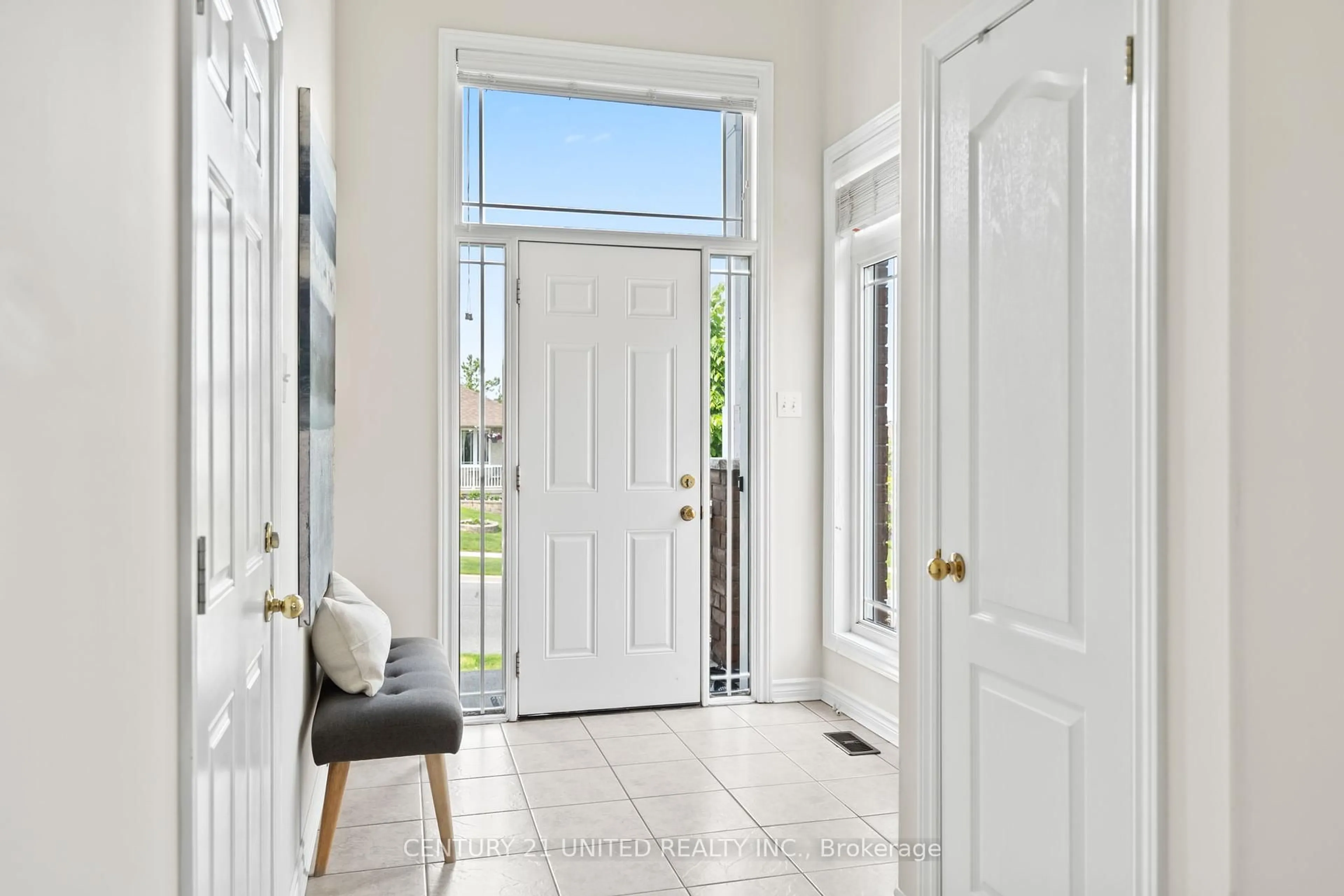 Indoor entryway for 2538 Denure Dr, Peterborough West Ontario K9K 2T1