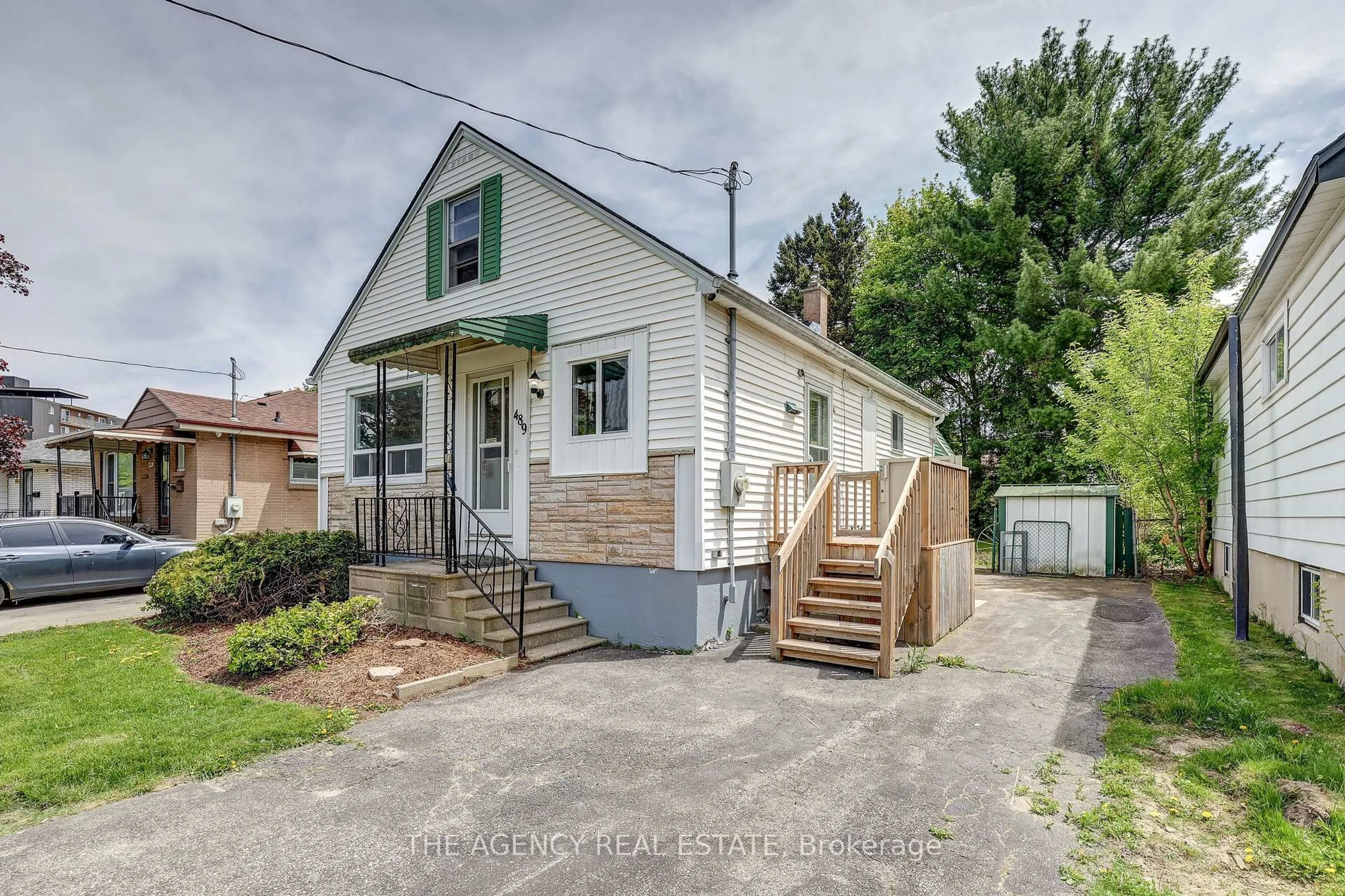 A pic from outside/outdoor area/front of a property/back of a property/a pic from drone, street for 489 Salisbury St, London East Ontario N5Y 3B4