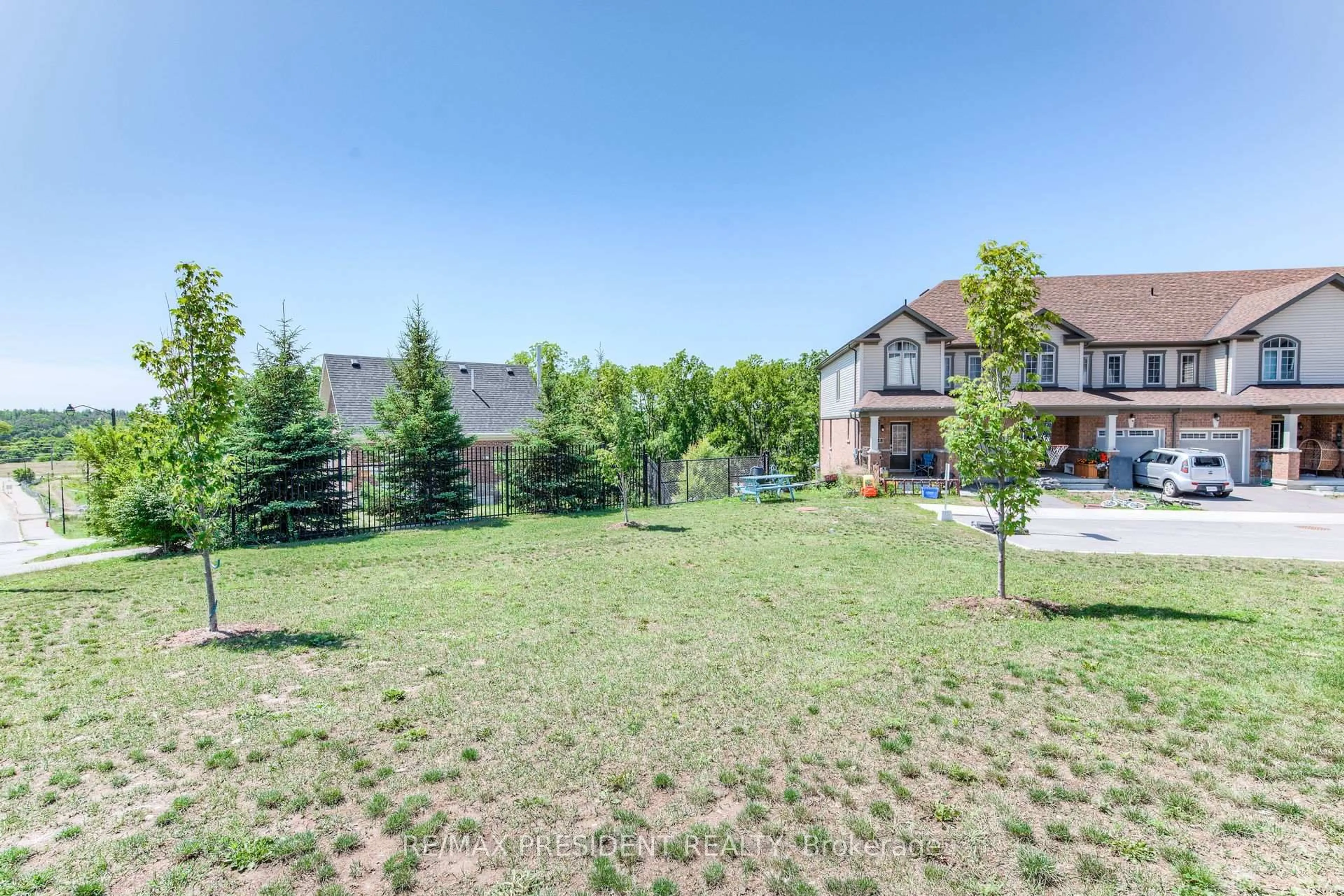 A pic from outside/outdoor area/front of a property/back of a property/a pic from drone, mountain view for 770 Linden Dr, Cambridge Ontario N3H 0E3