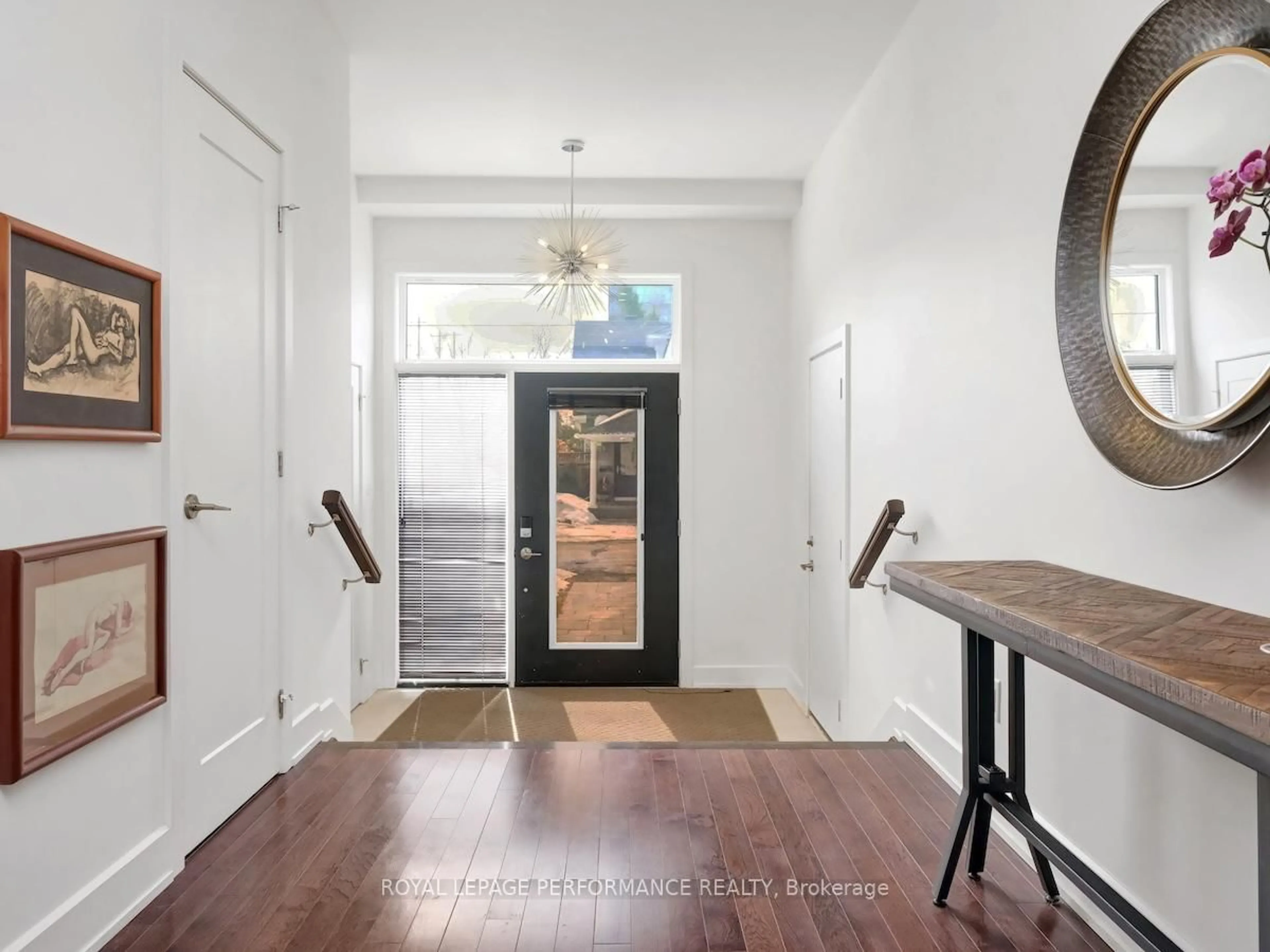 Indoor entryway for 2183 Deschenes St, Ottawa Ontario K2B 6N2