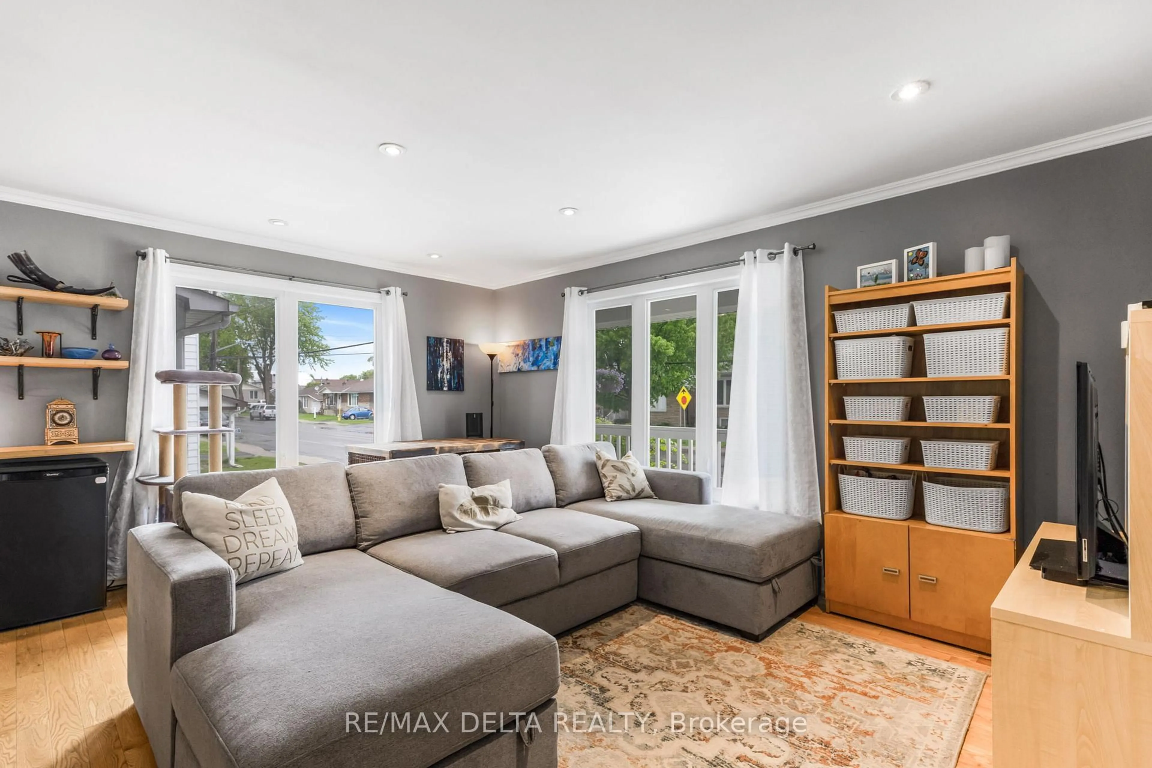Living room with furniture, unknown for 3866 Champlain St, Clarence-Rockland Ontario K0A 1E0
