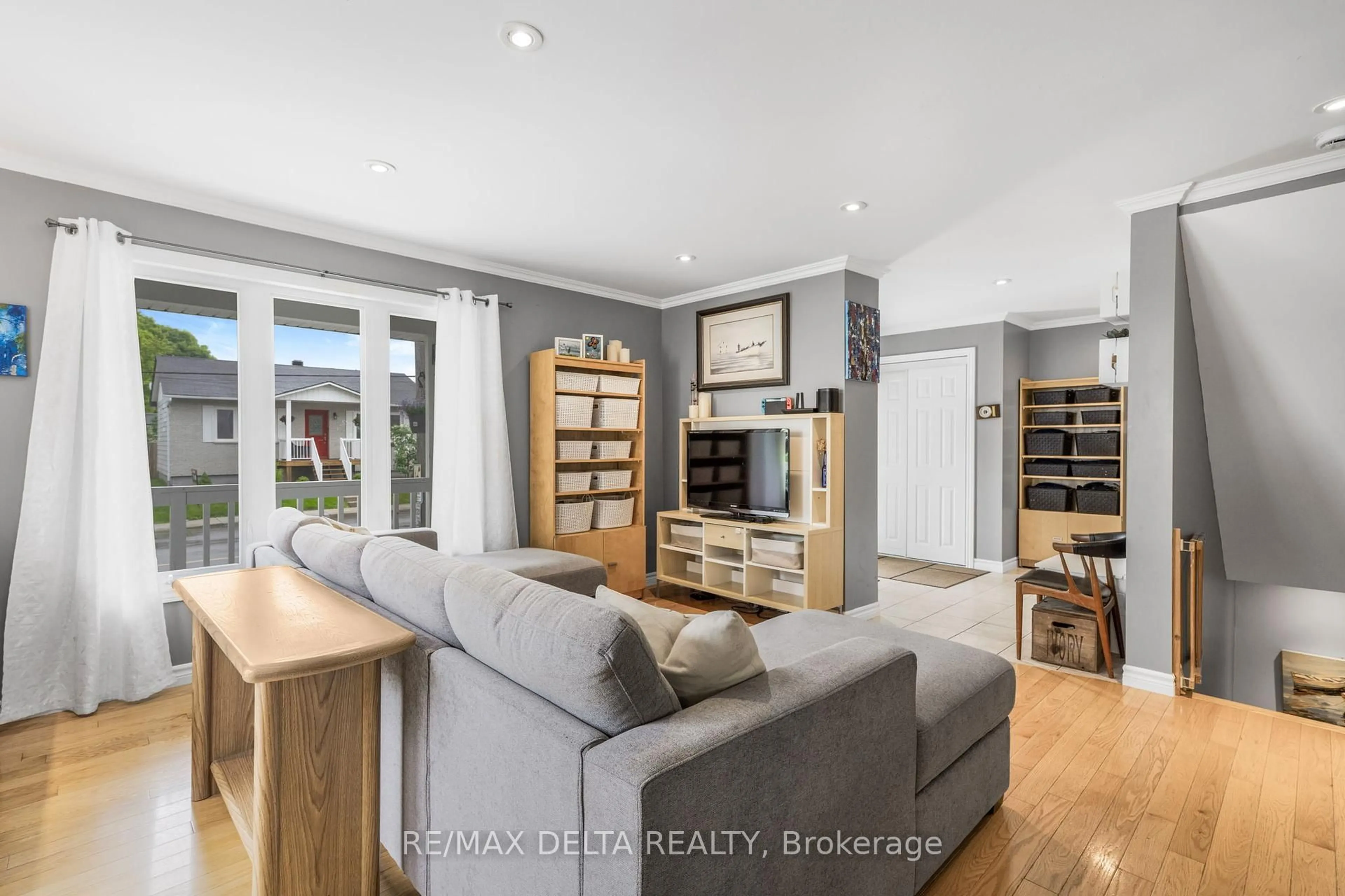 Living room with furniture, wood/laminate floor for 3866 Champlain St, Clarence-Rockland Ontario K0A 1E0