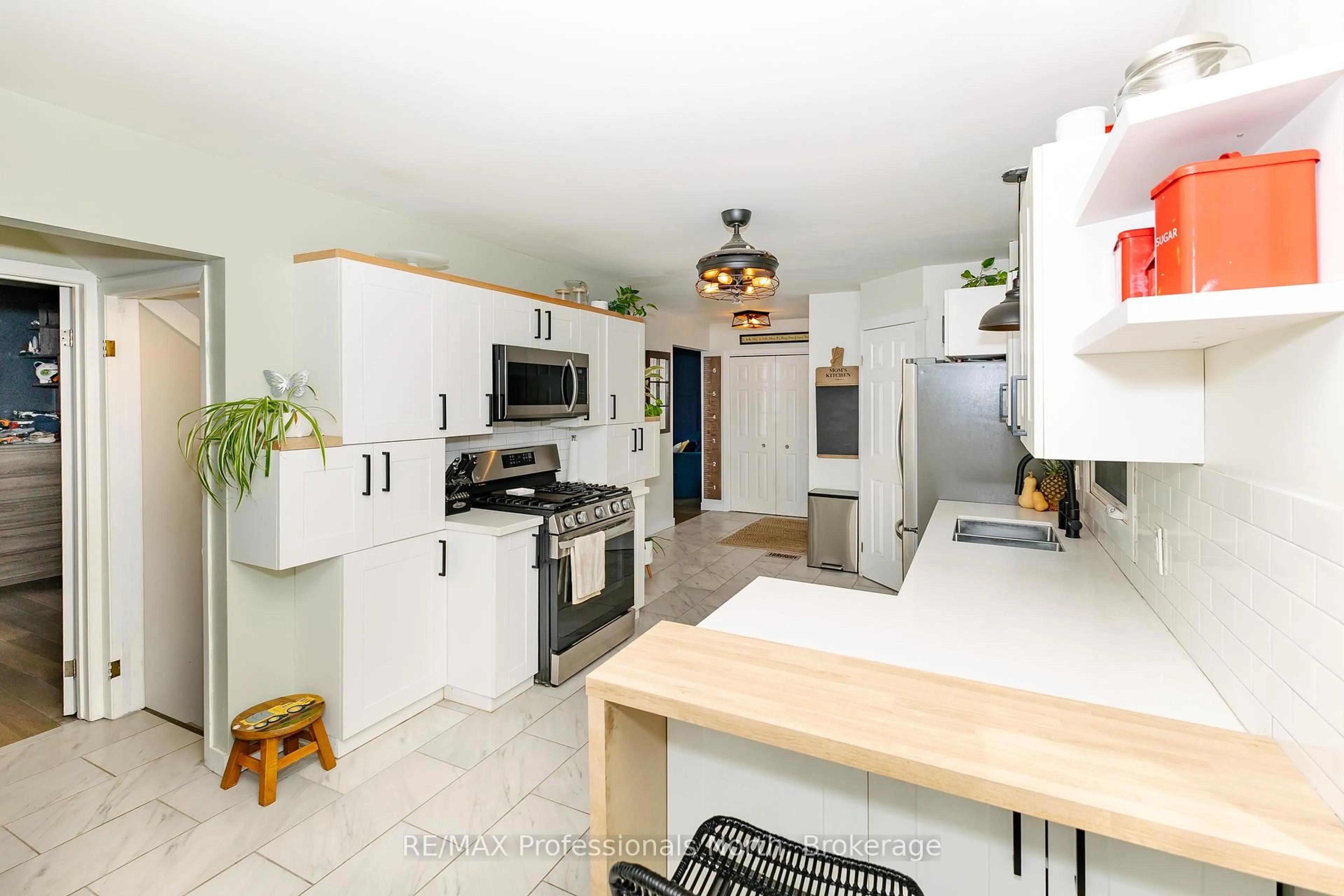 Open concept kitchen, ceramic/tile floor for 560 Mountain St, Dysart et al Ontario K0M 1S0