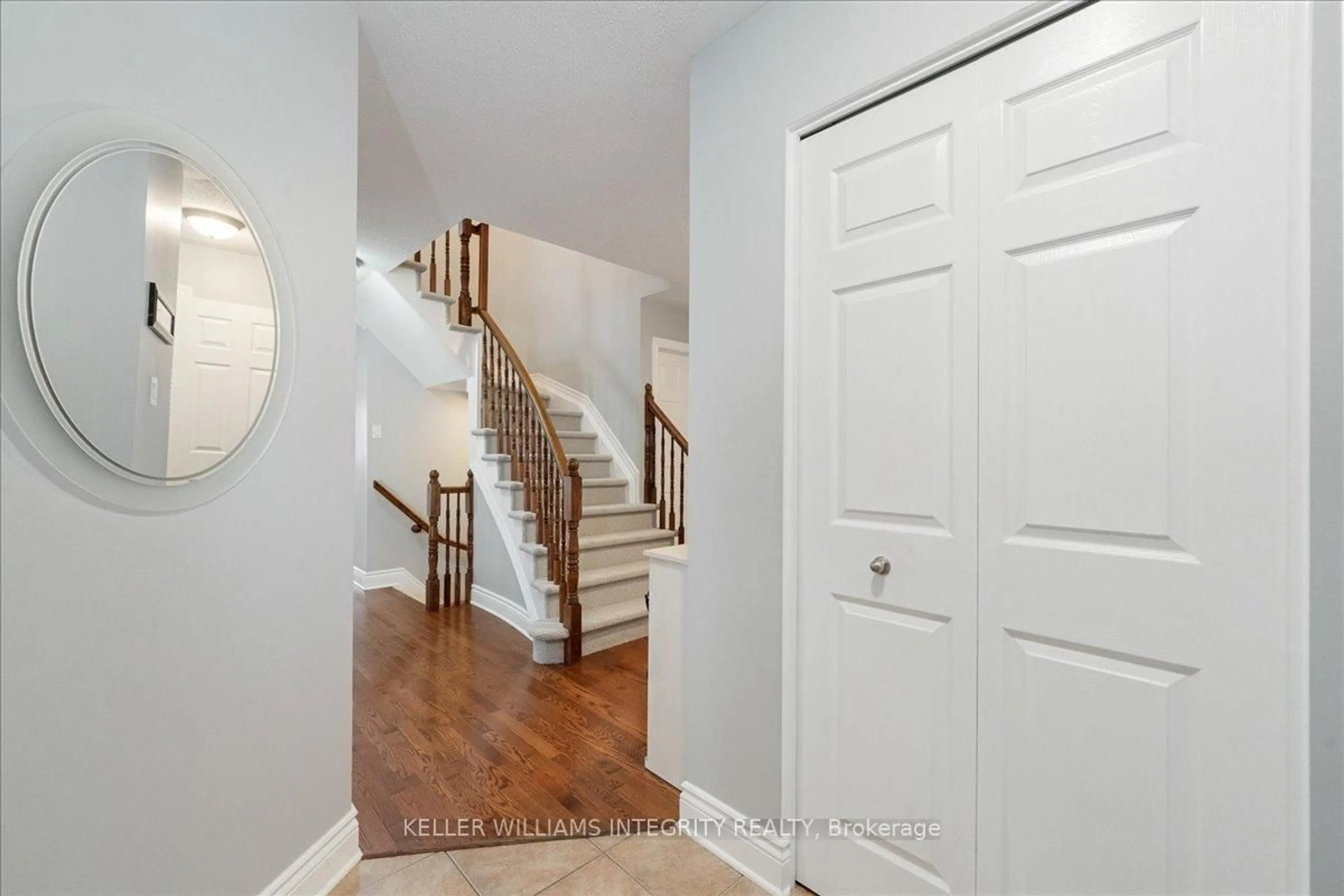Indoor entryway for 896 Gosnell Terr, Ottawa Ontario K4A 5C2
