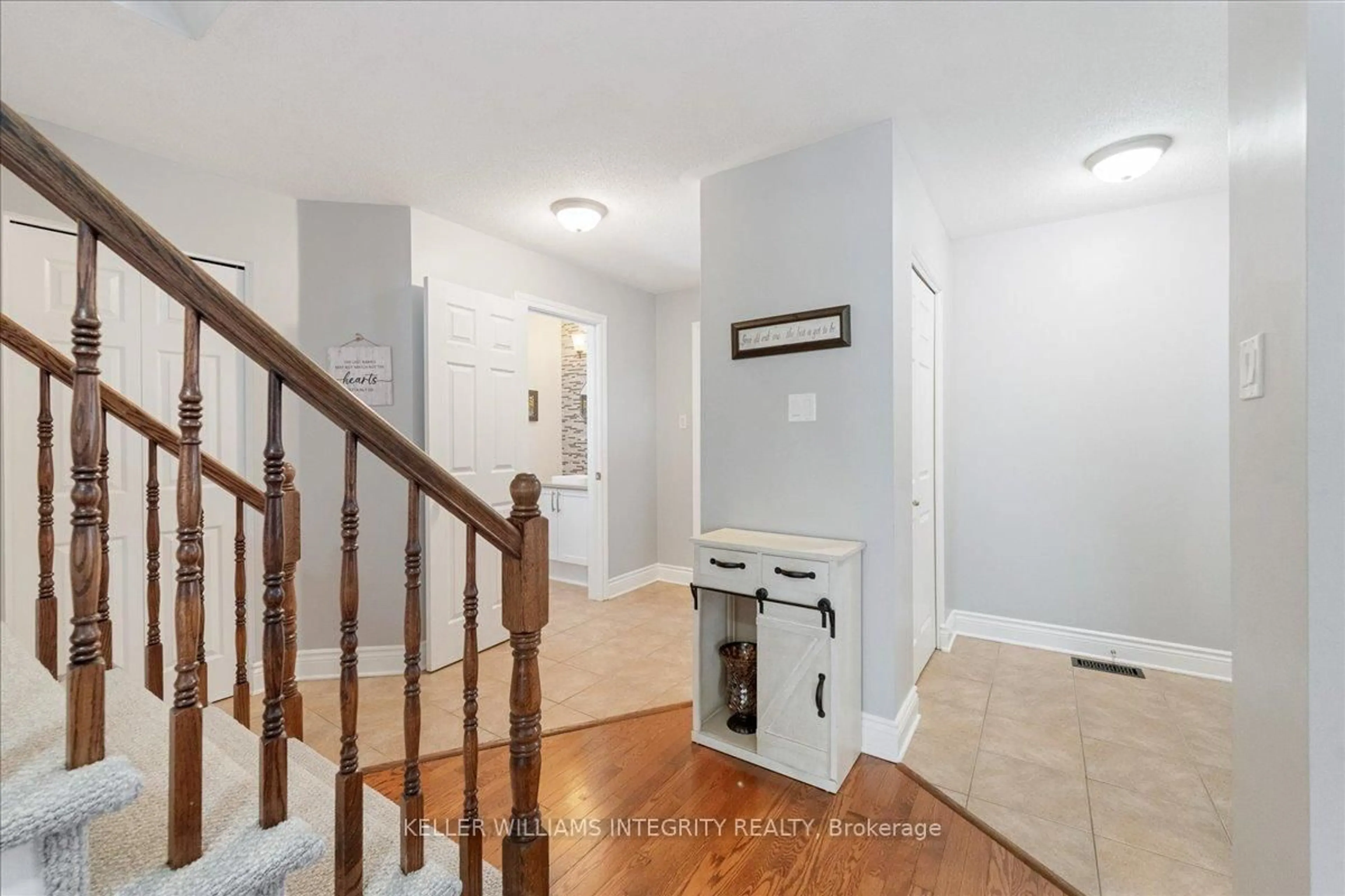 Indoor entryway for 896 Gosnell Terr, Ottawa Ontario K4A 5C2