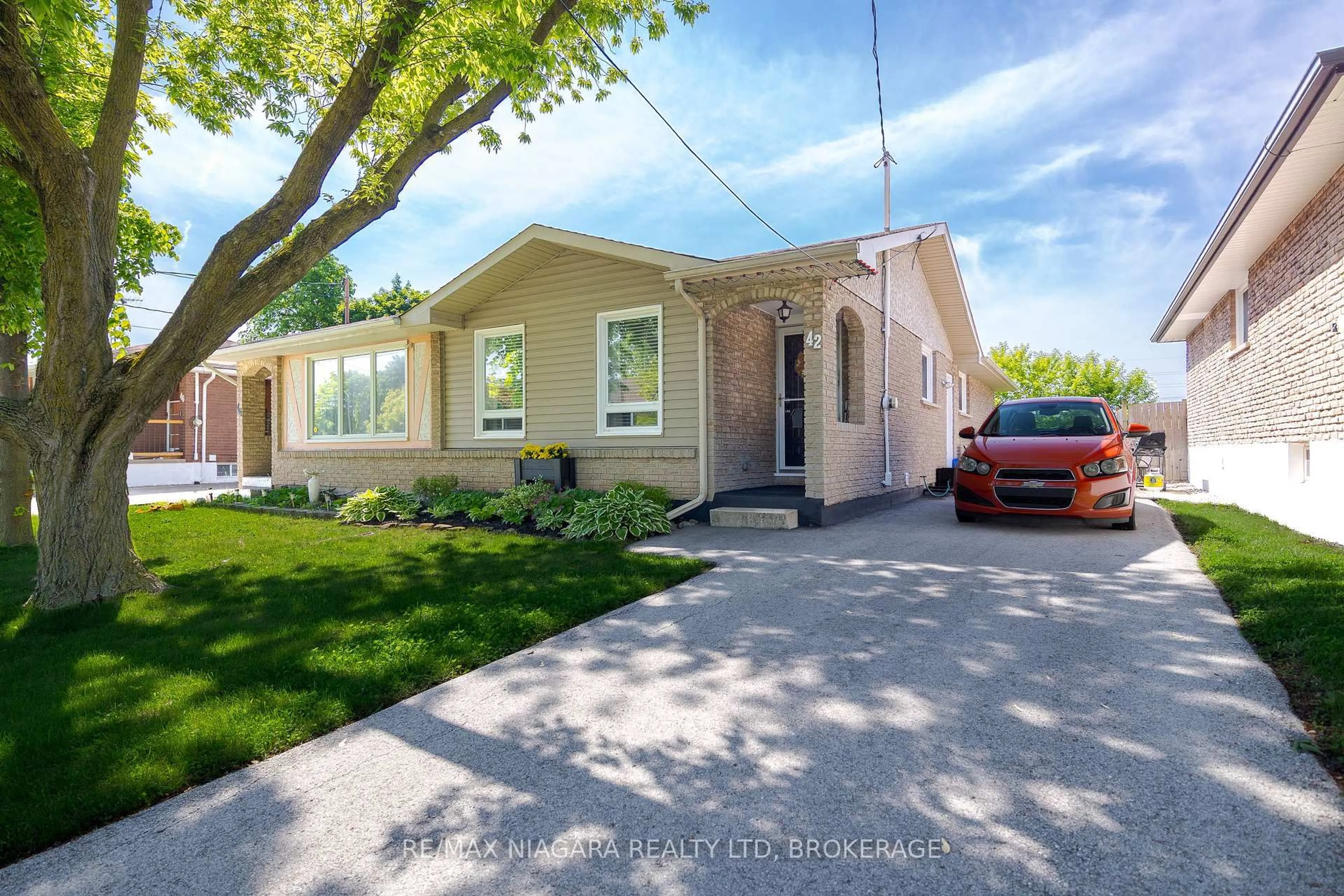 Home with vinyl exterior material, street for 42 Seymour Ave, St. Catharines Ontario L2P 1A7