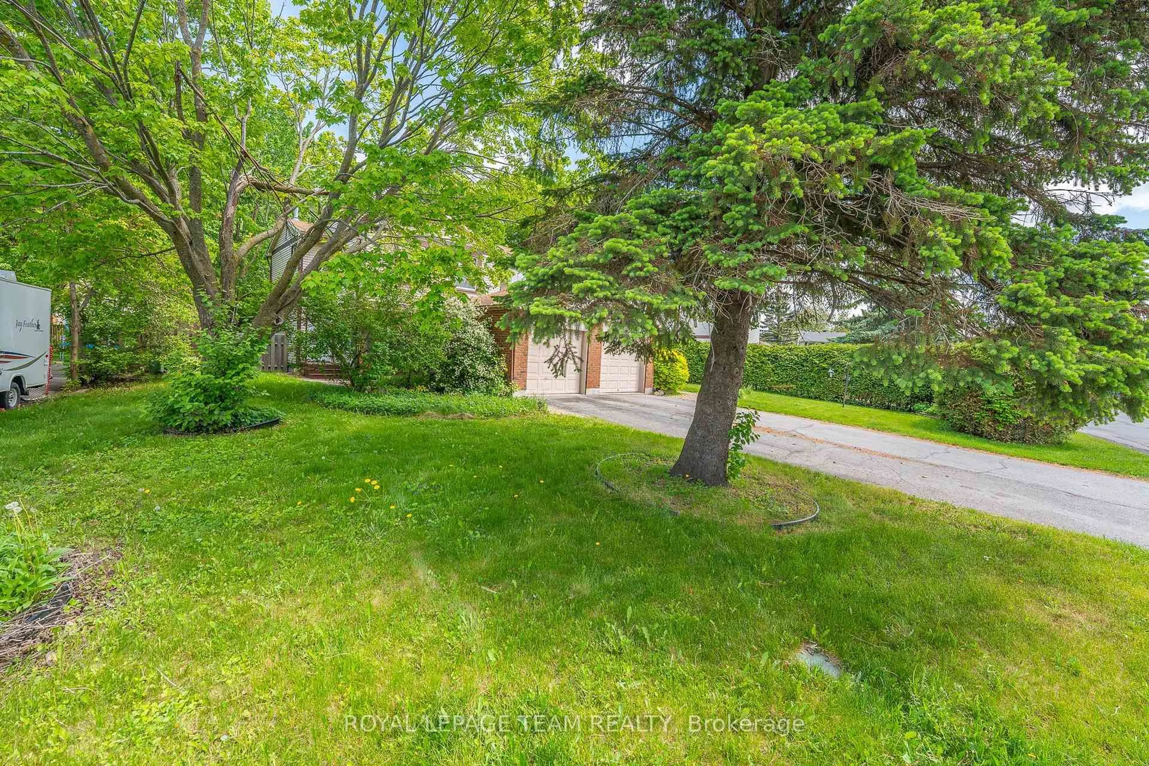 A pic from outside/outdoor area/front of a property/back of a property/a pic from drone, street for 99 Seabrooke Dr, Kanata Ontario K2L 2H9