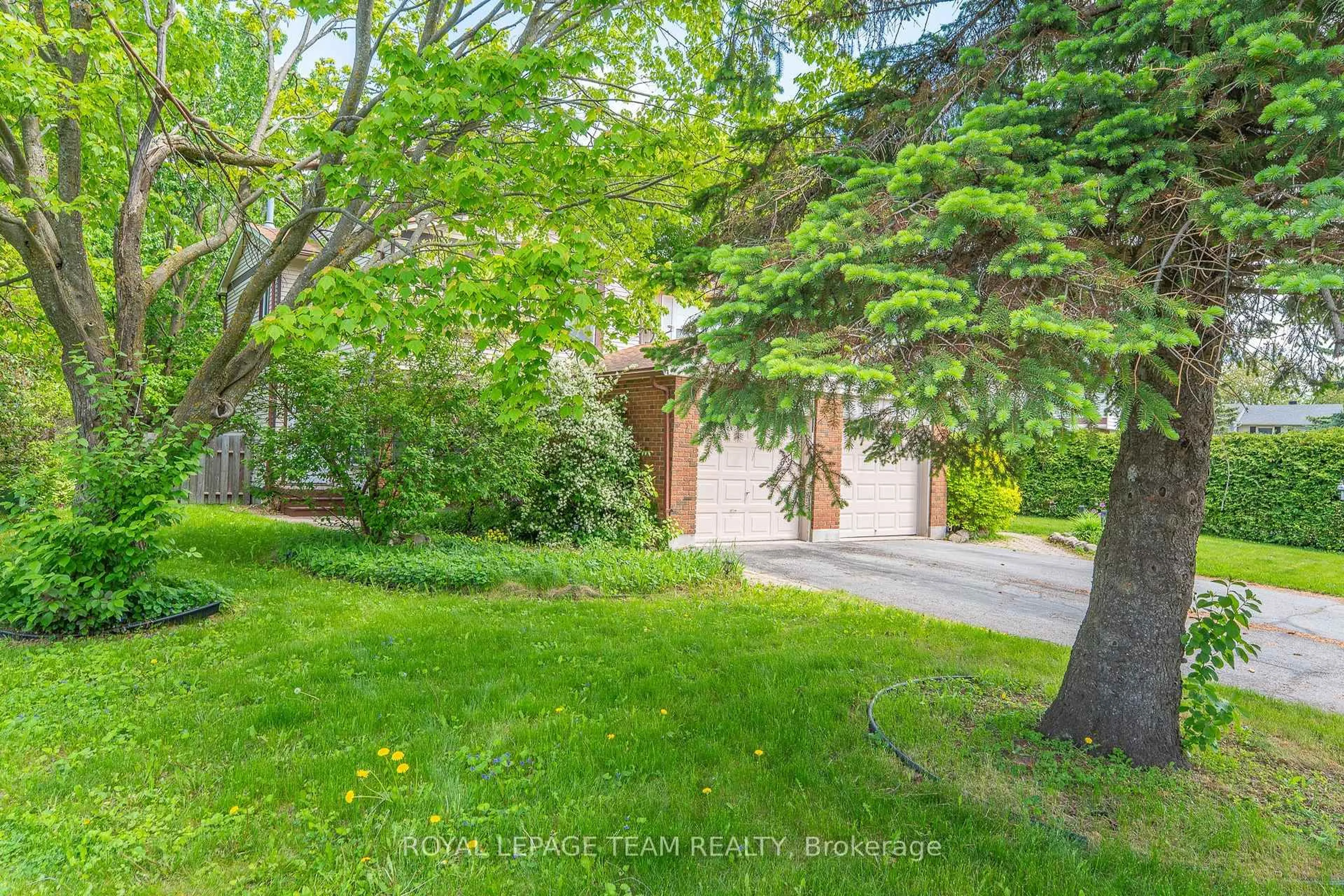 A pic from outside/outdoor area/front of a property/back of a property/a pic from drone, street for 99 Seabrooke Dr, Kanata Ontario K2L 2H9
