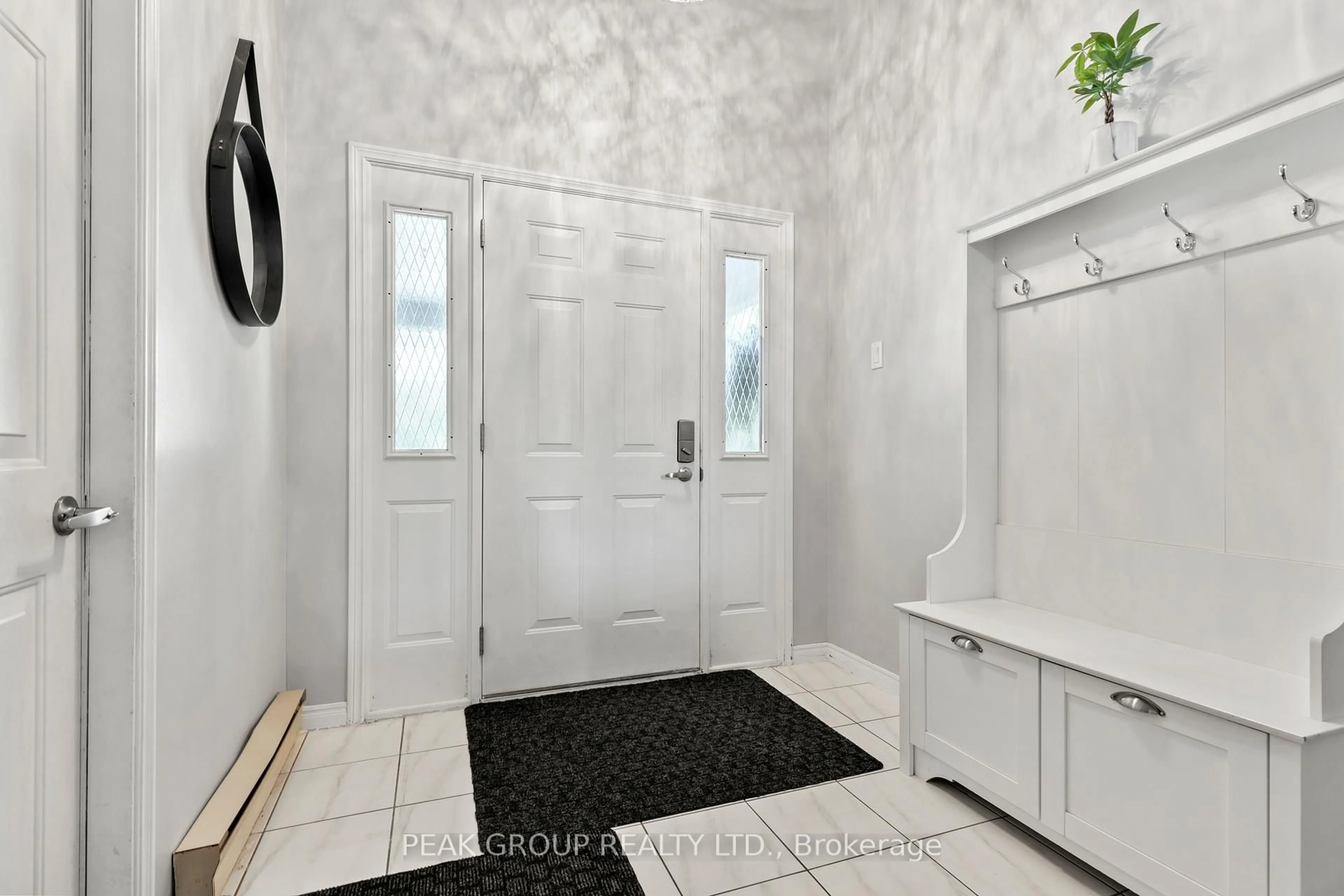 Indoor entryway for 13 Kathy Crt, Pelham Ontario L0S 1E0