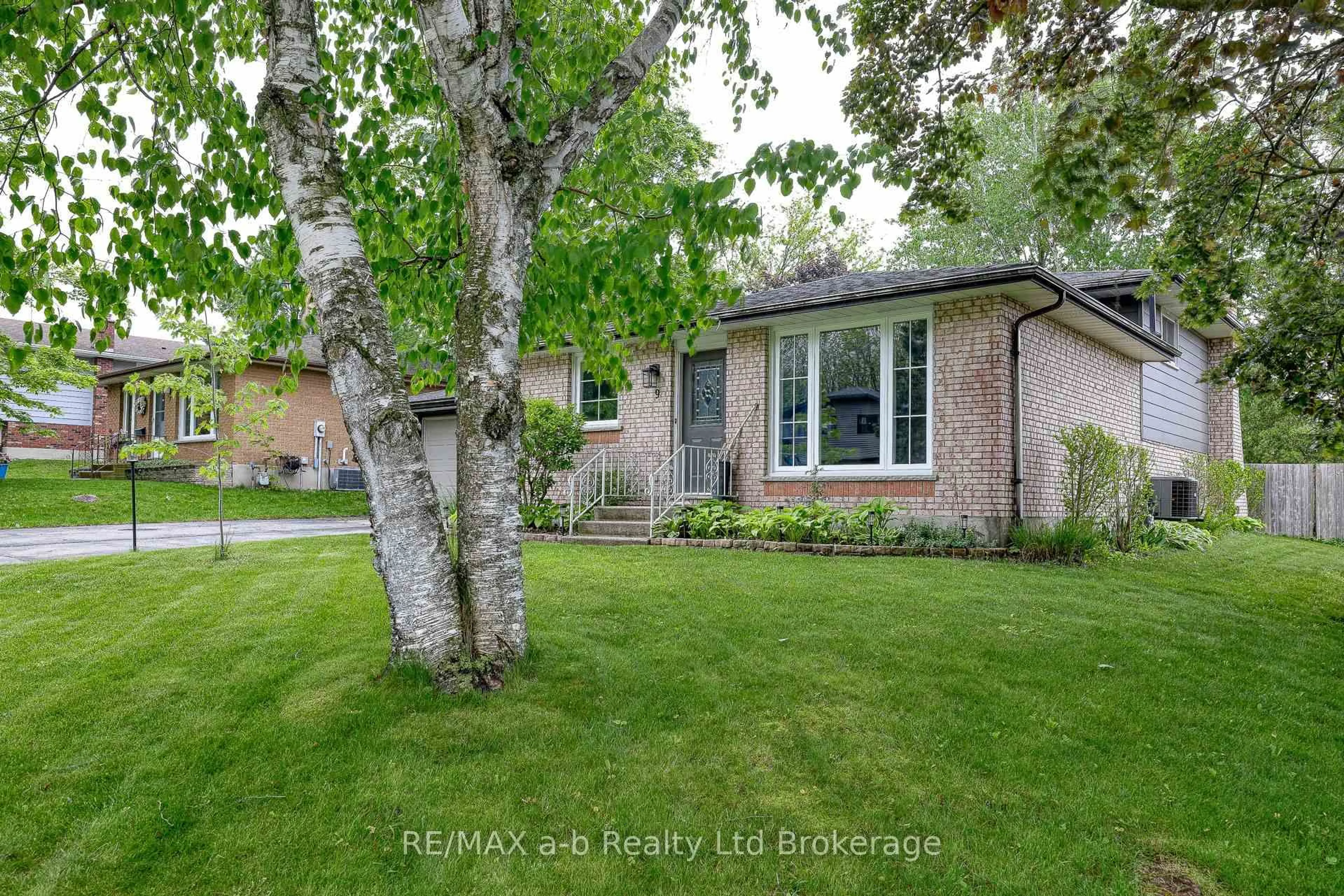 Unknown for 9 Grenville St, Ingersoll Ontario N5C 3N4