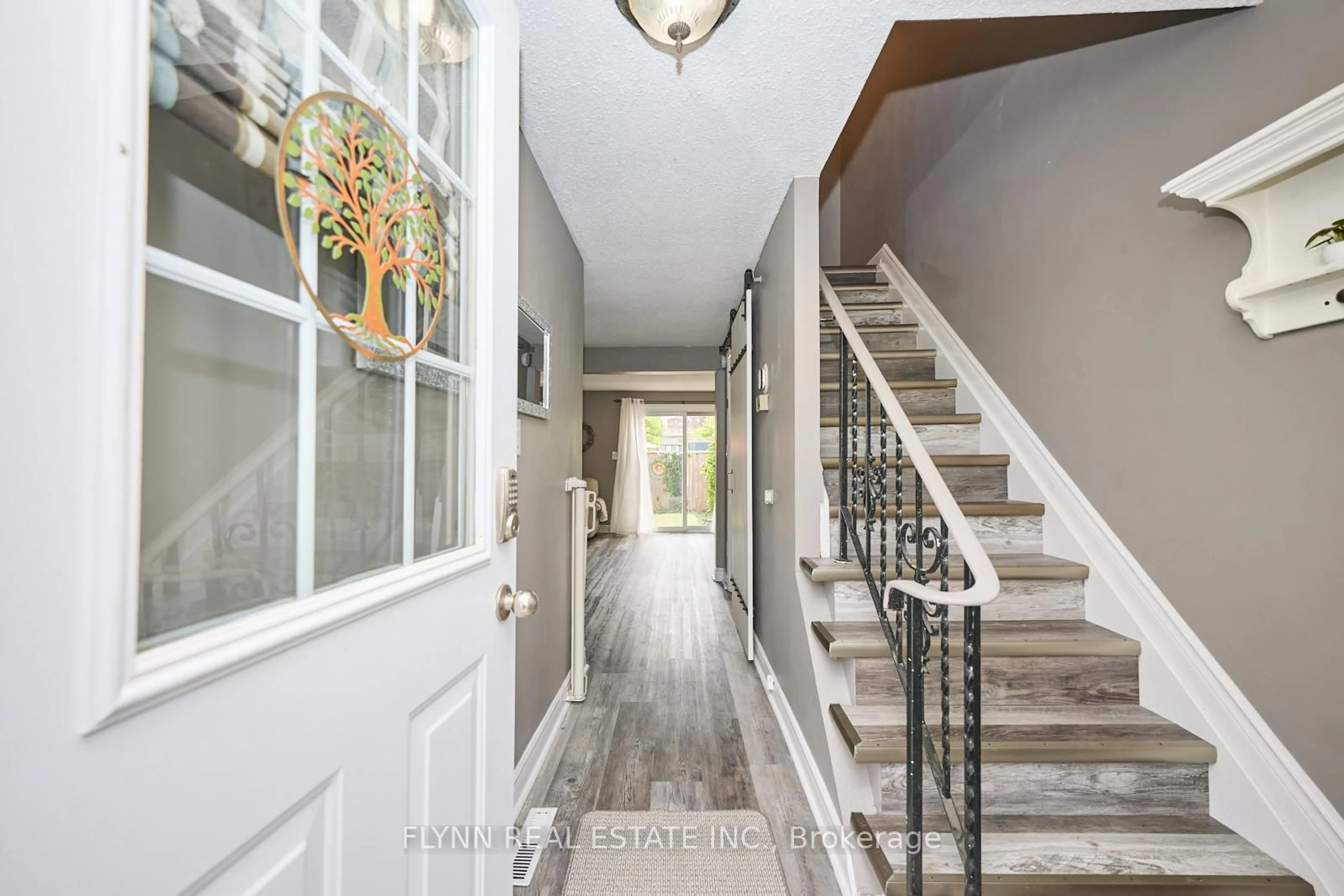 Indoor entryway for 5544 Church's Lane Lane, Niagara Falls Ontario L2J 3J2