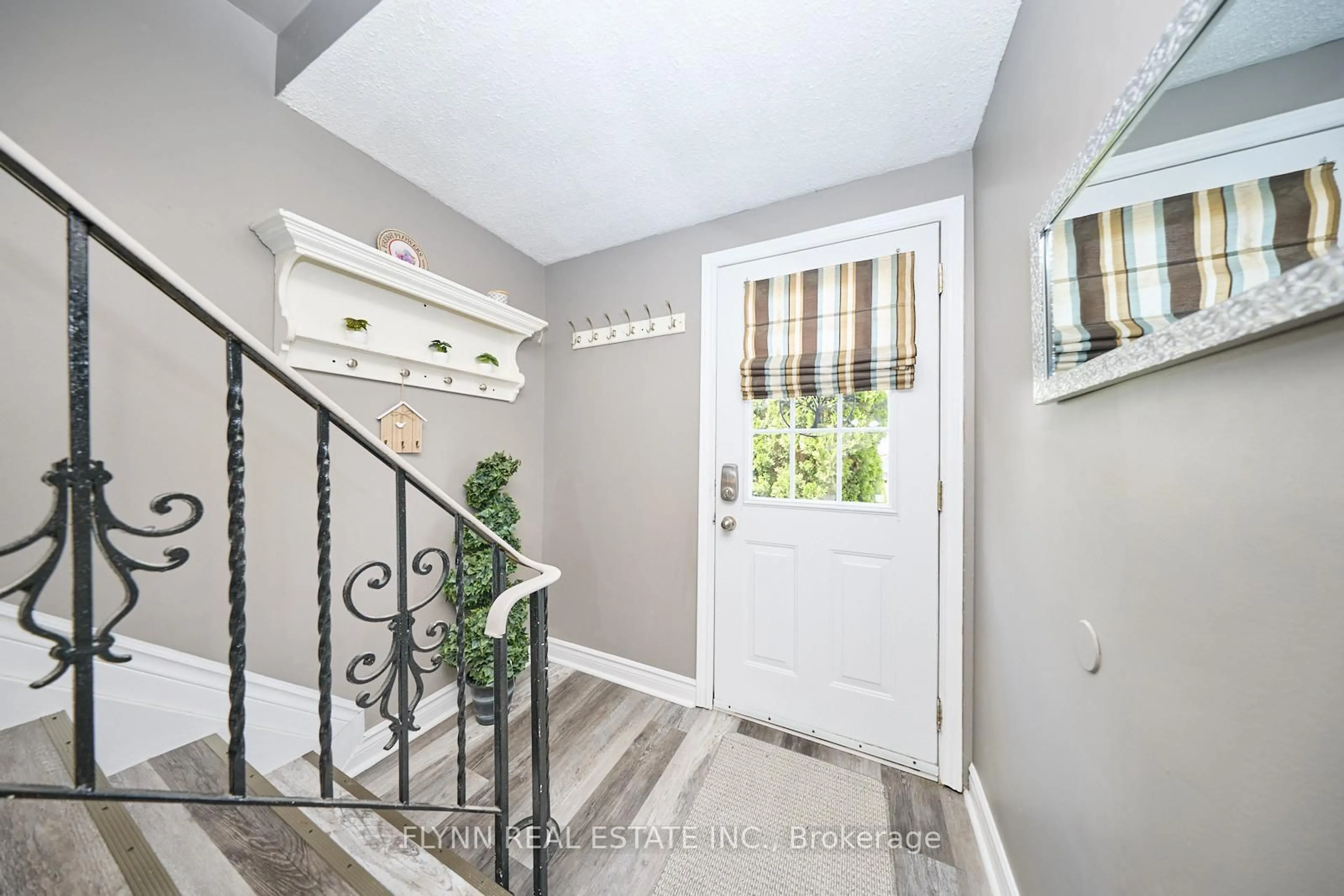 Indoor entryway for 5544 Church's Lane Lane, Niagara Falls Ontario L2J 3J2