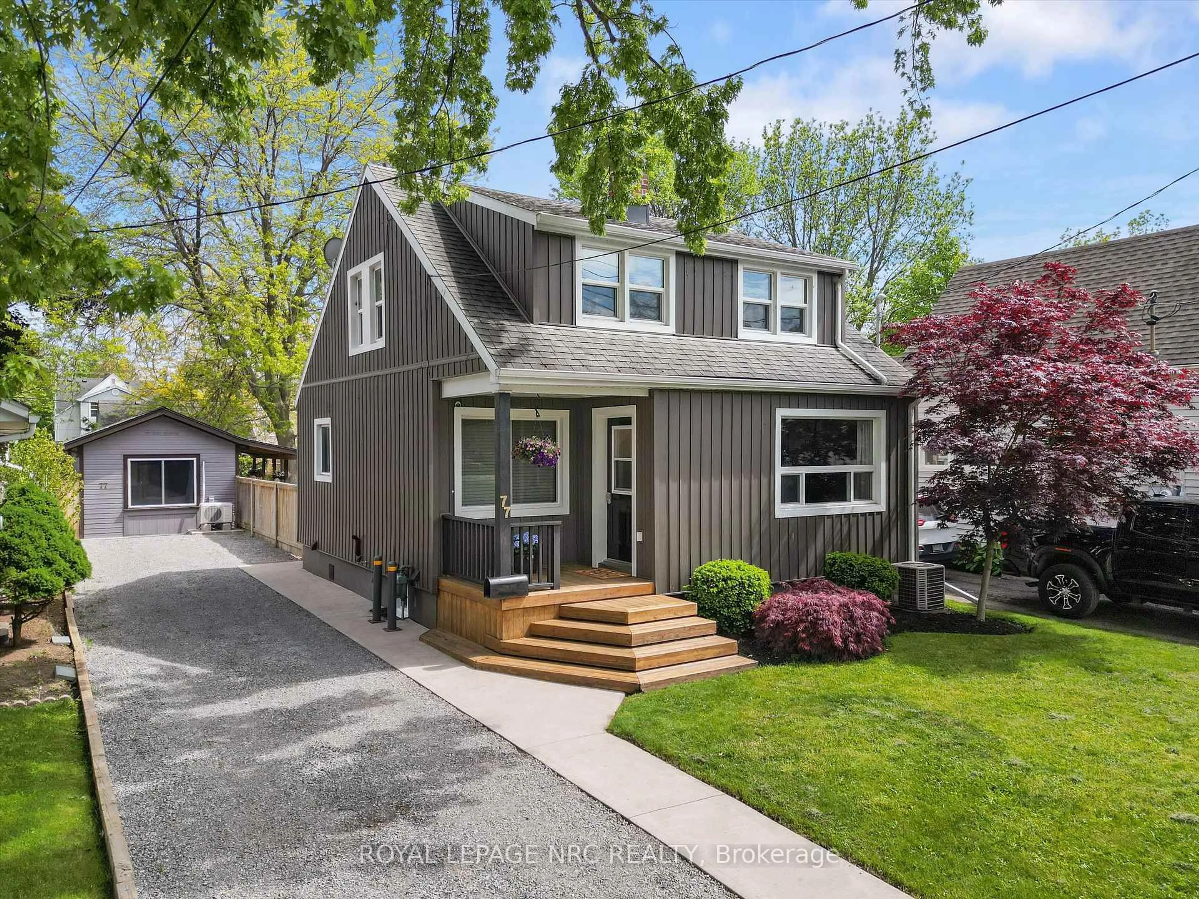 Home with vinyl exterior material, street for 77 Bayview Dr, St. Catharines Ontario L2N 4Y7