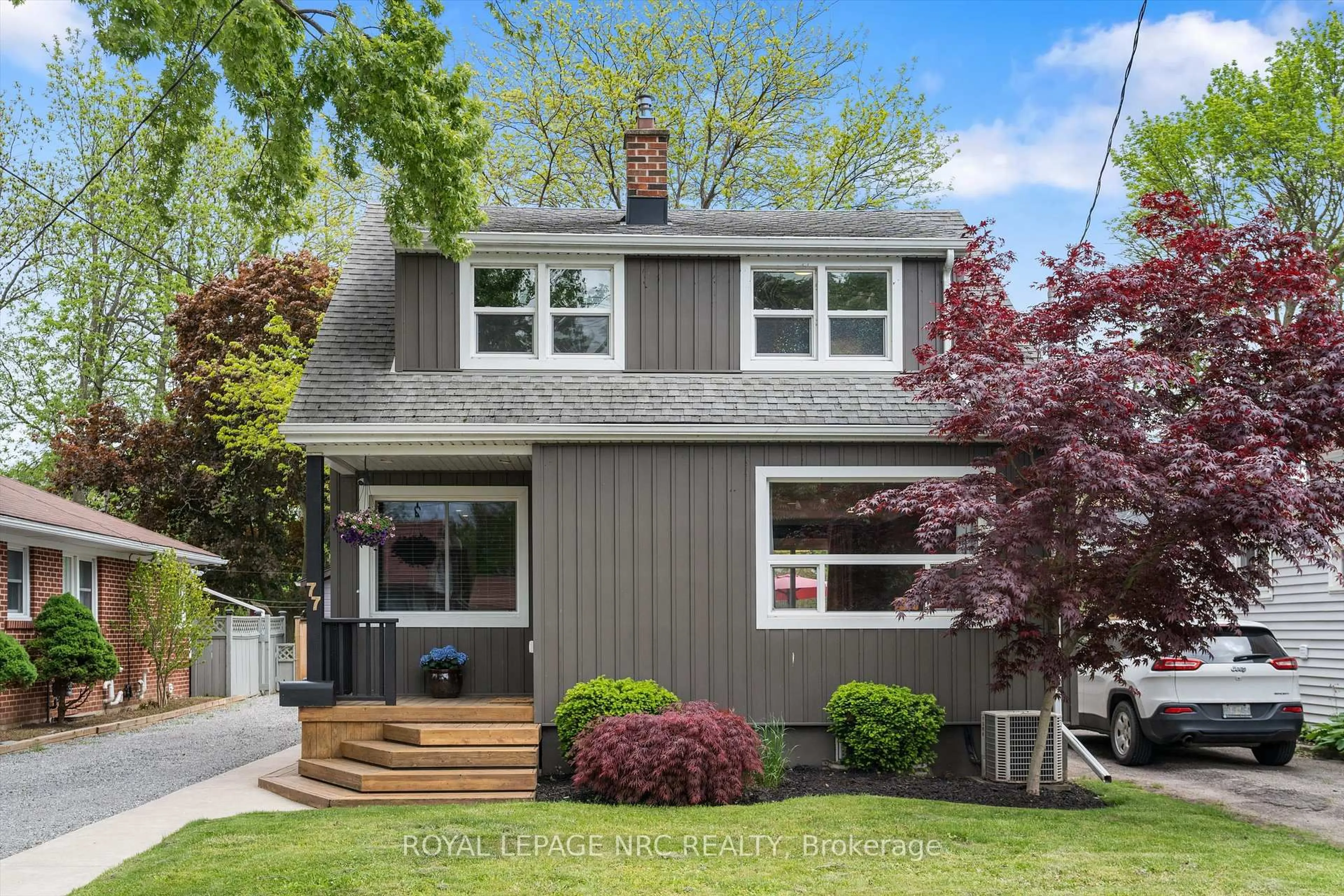 Home with vinyl exterior material, street for 77 Bayview Dr, St. Catharines Ontario L2N 4Y7