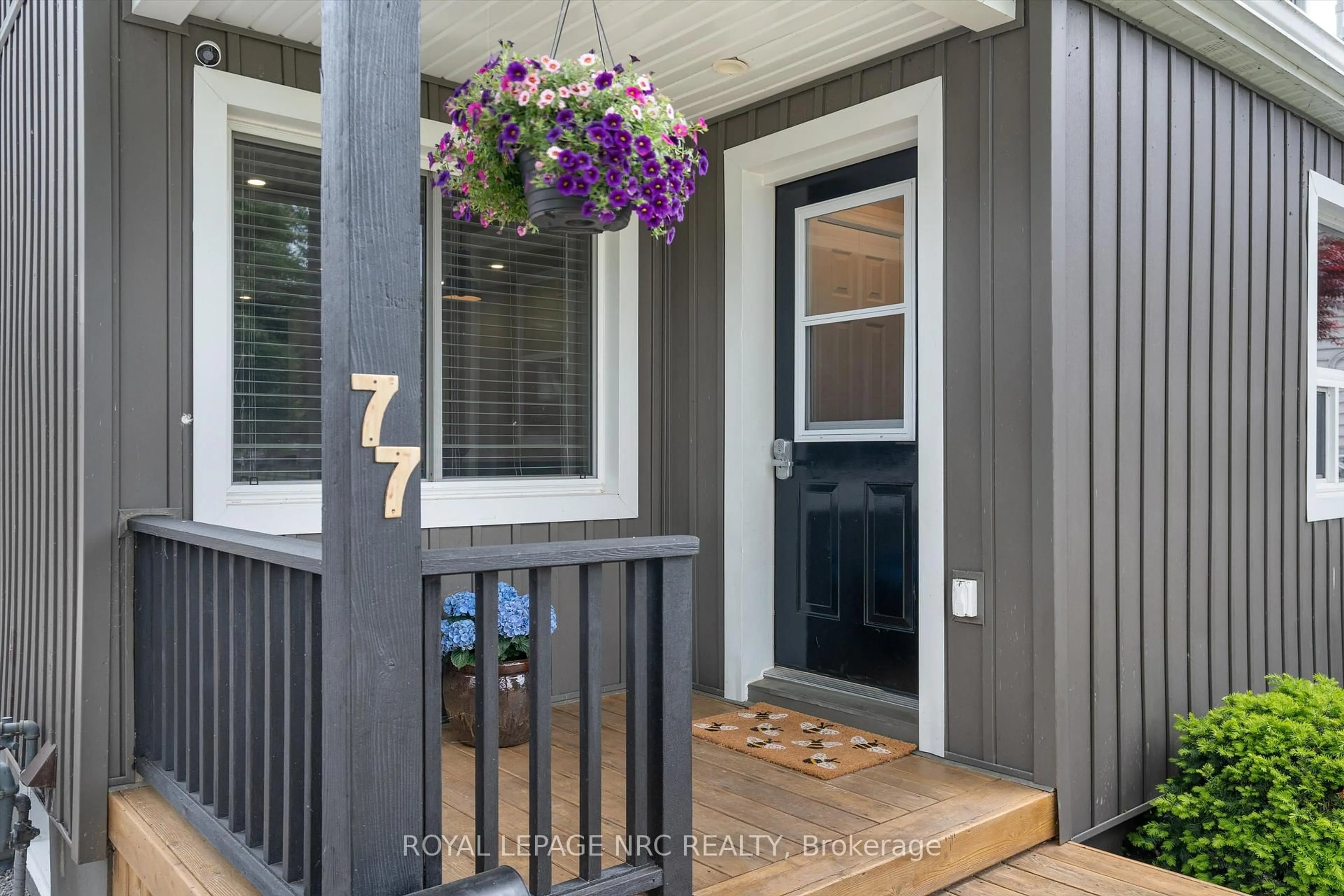 Indoor entryway for 77 Bayview Dr, St. Catharines Ontario L2N 4Y7